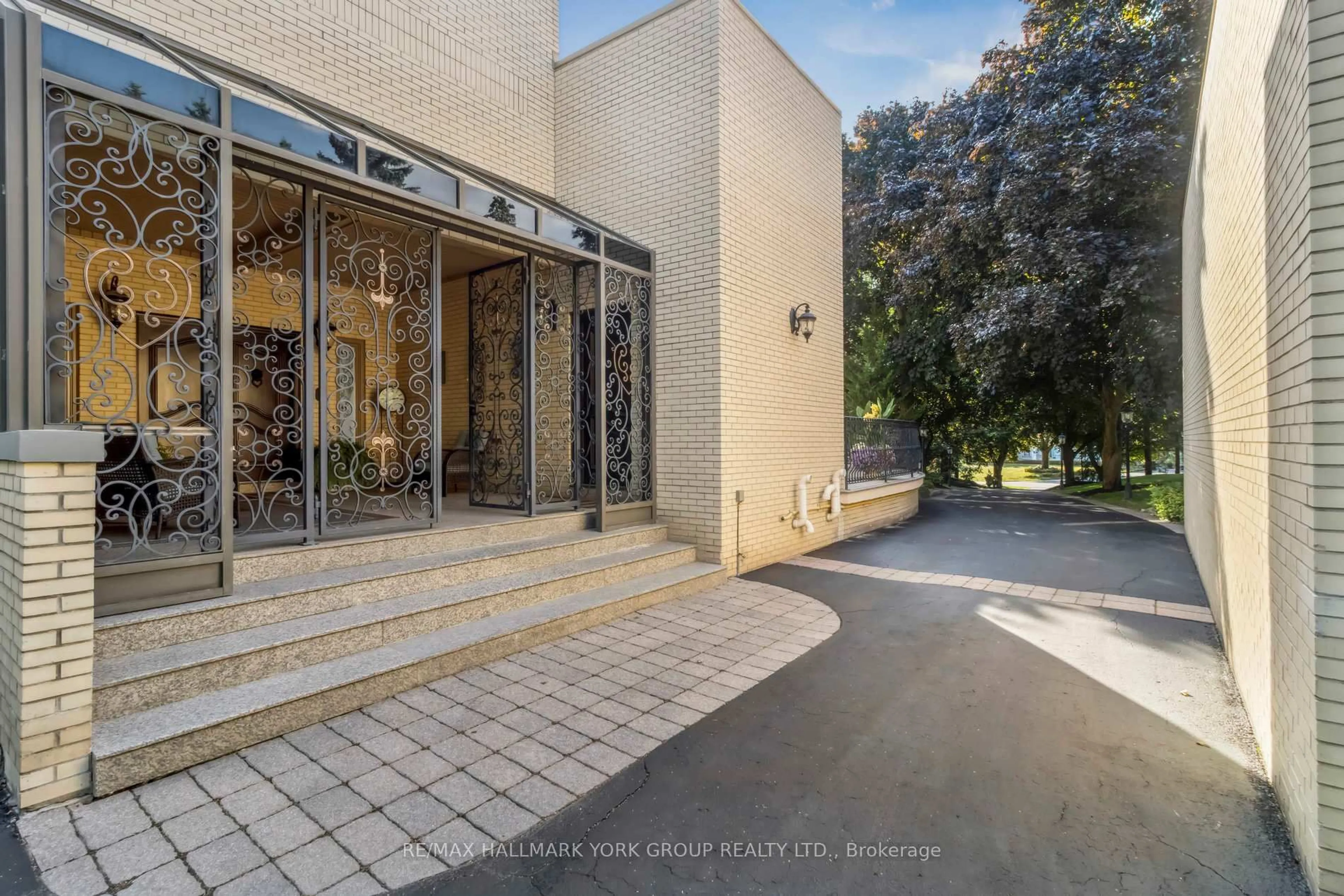 Unknown for 27 Scott Cres, King Ontario L7B 1E4