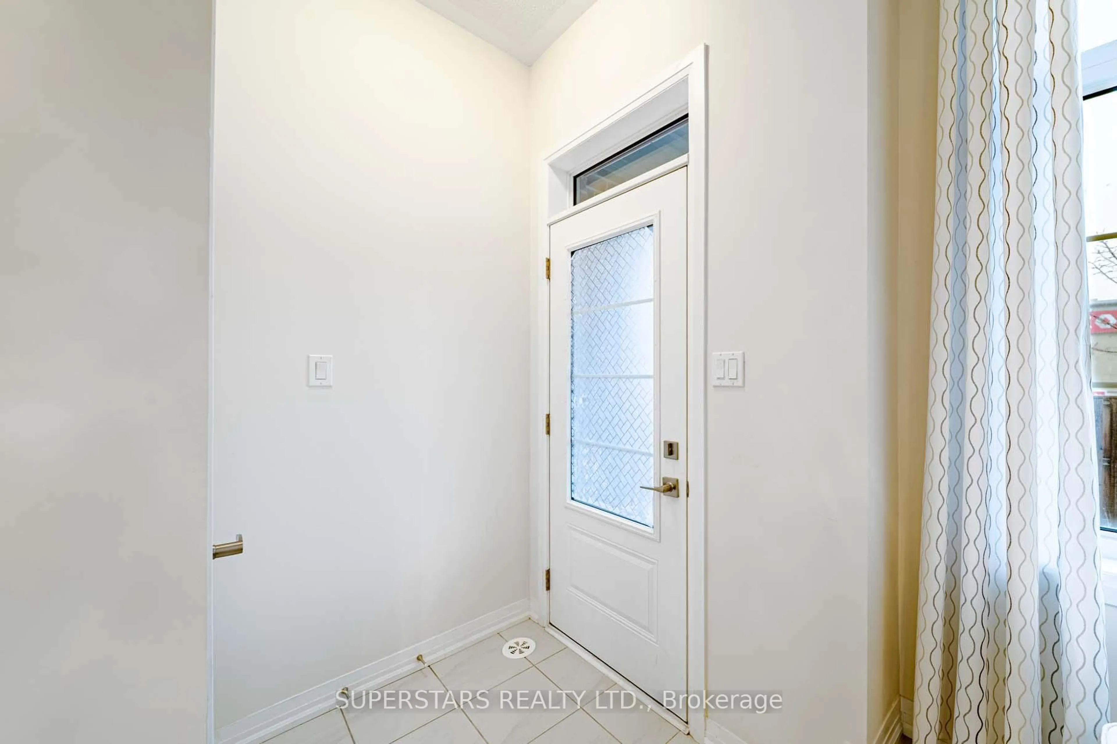 Indoor entryway for 40 Stoeber Lane, Markham Ontario L6B 1R2