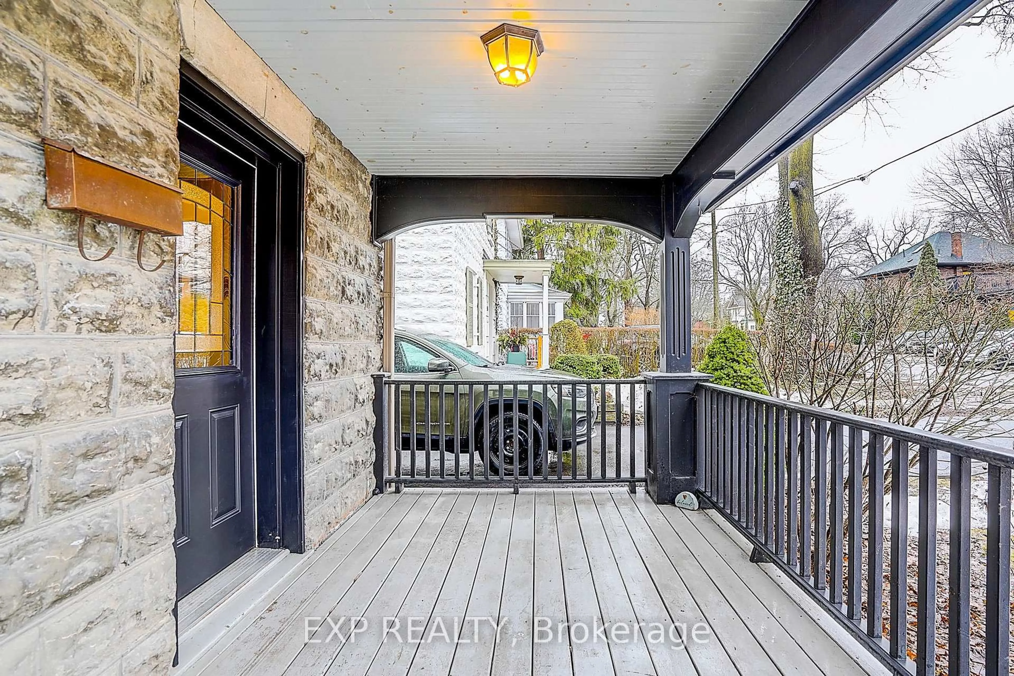 Indoor entryway for 83 Spruce St, Aurora Ontario L4G 1S2