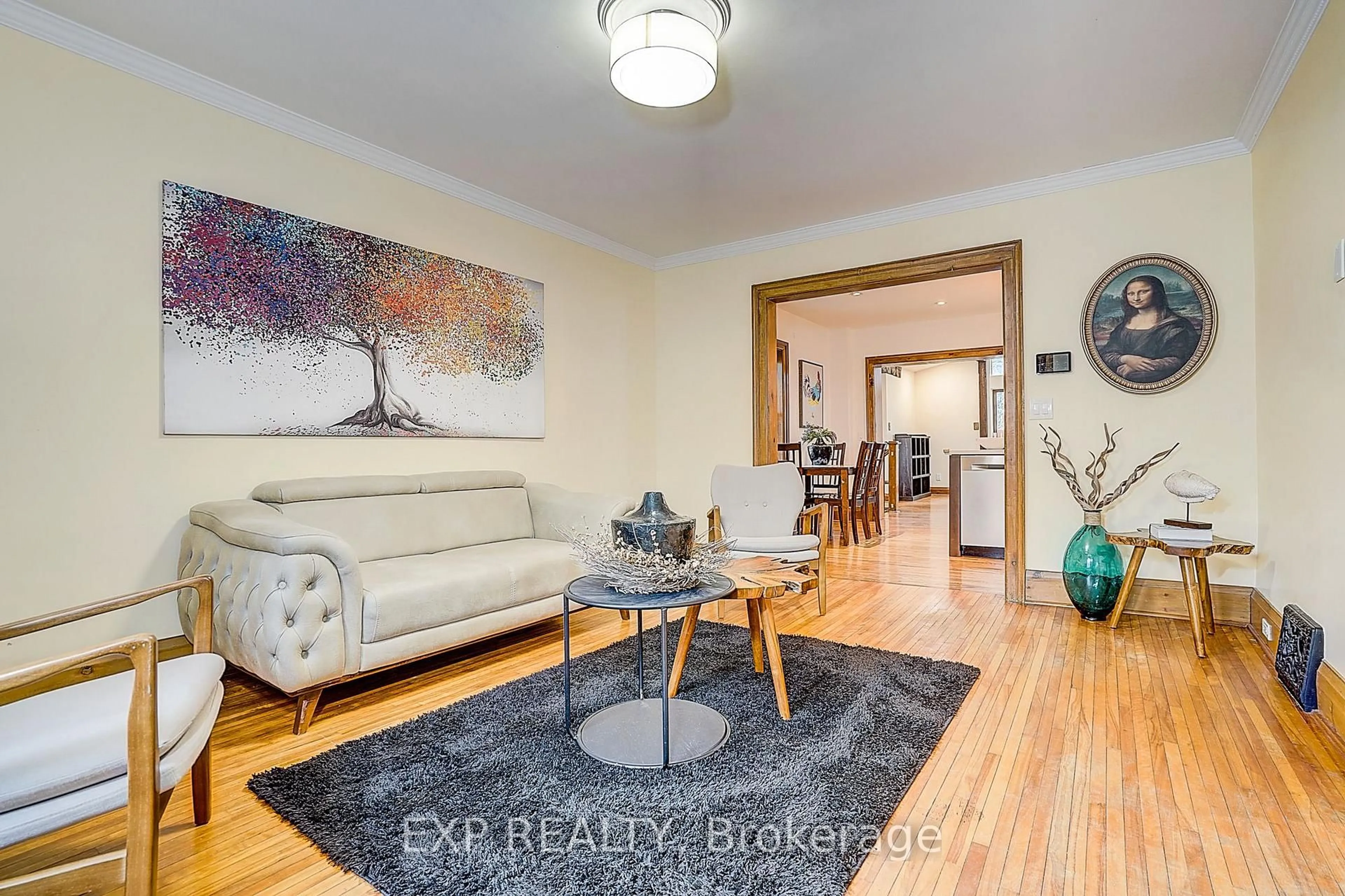 Living room with furniture, wood/laminate floor for 83 Spruce St, Aurora Ontario L4G 1S2