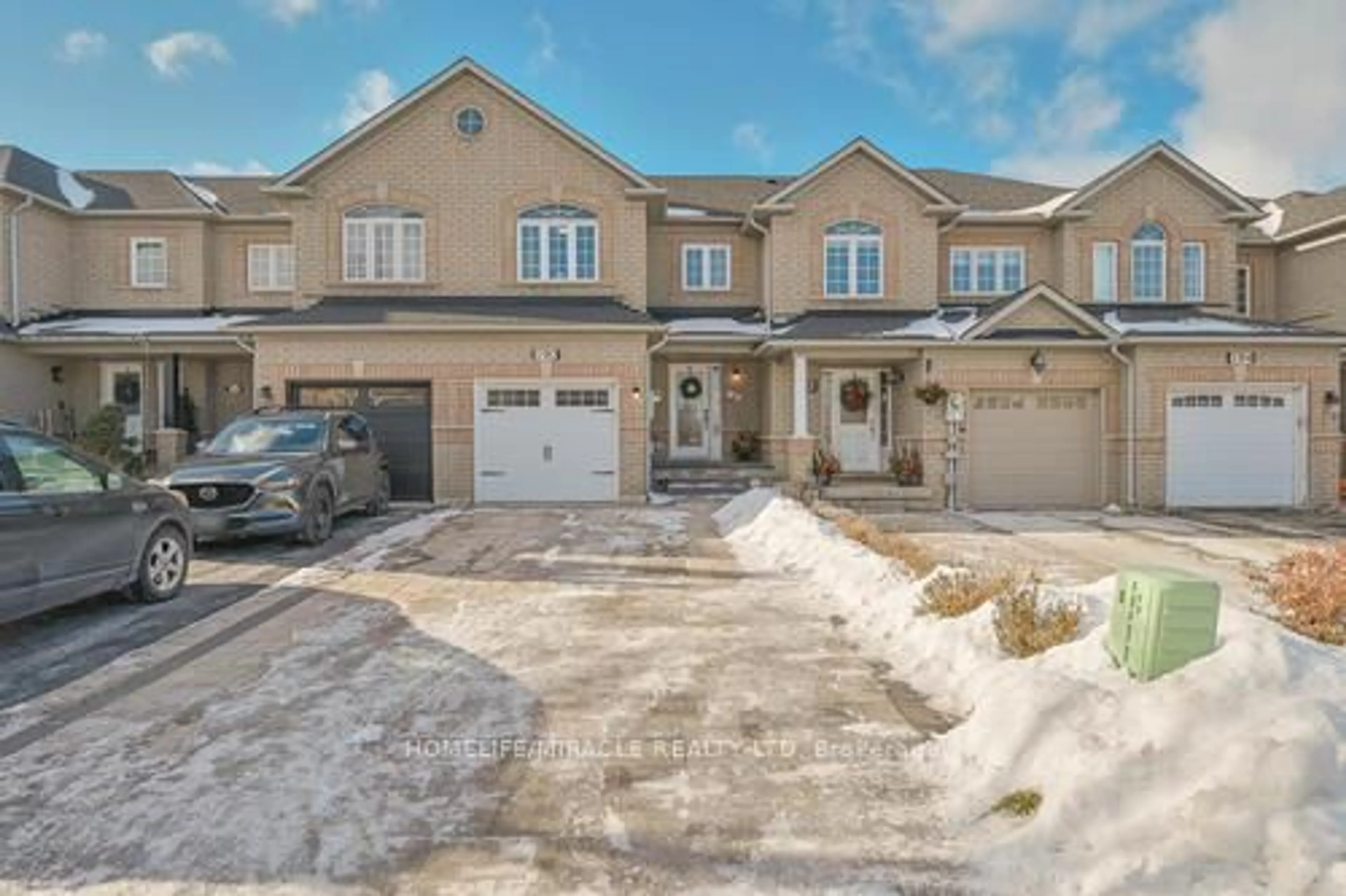 A pic from outside/outdoor area/front of a property/back of a property/a pic from drone, street for 190 Deepsprings Cres, Vaughan Ontario L6A 3L3