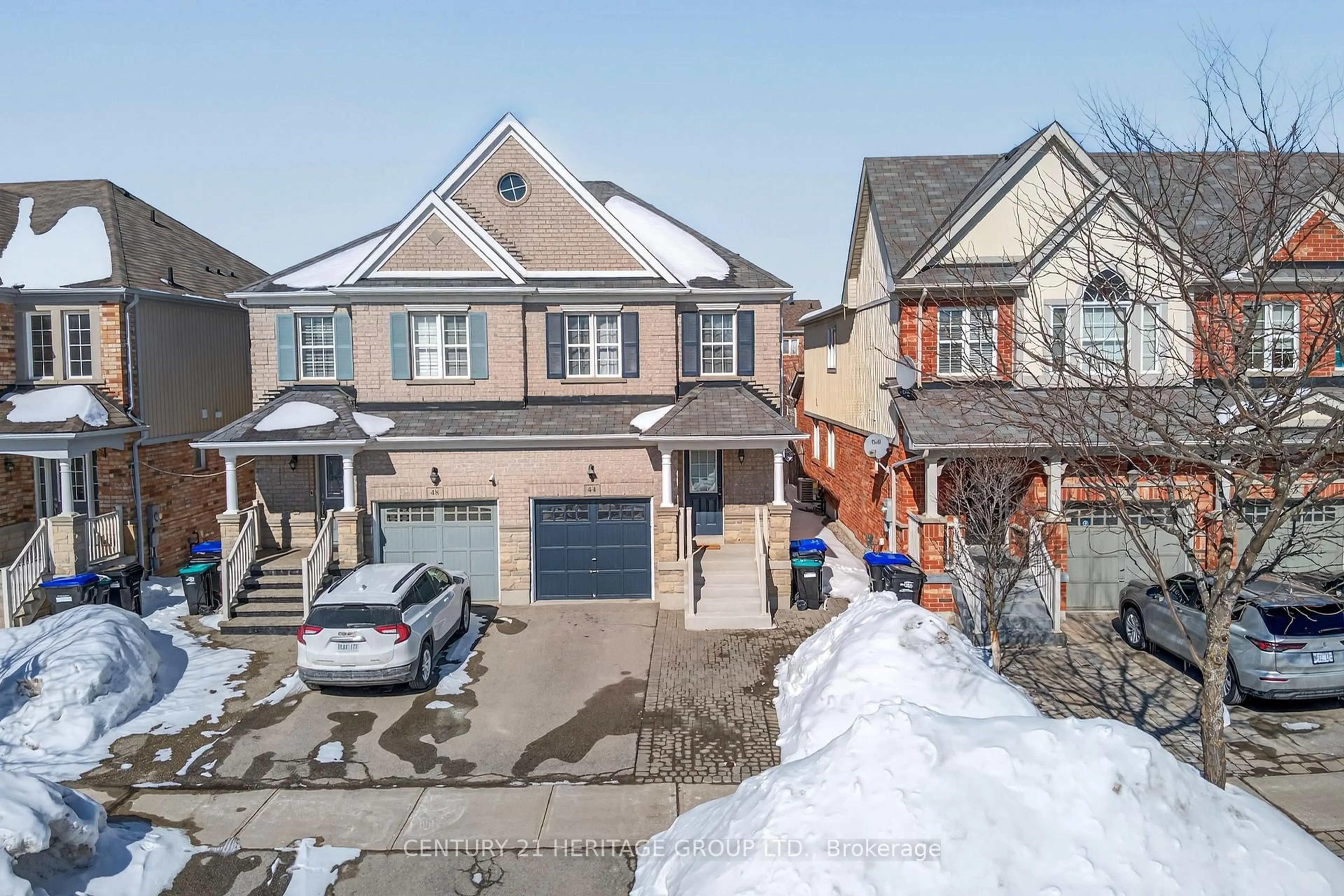 A pic from outside/outdoor area/front of a property/back of a property/a pic from drone, street for 44 Acorn Lane, Bradford West Gwillimbury Ontario L3Z 0H6