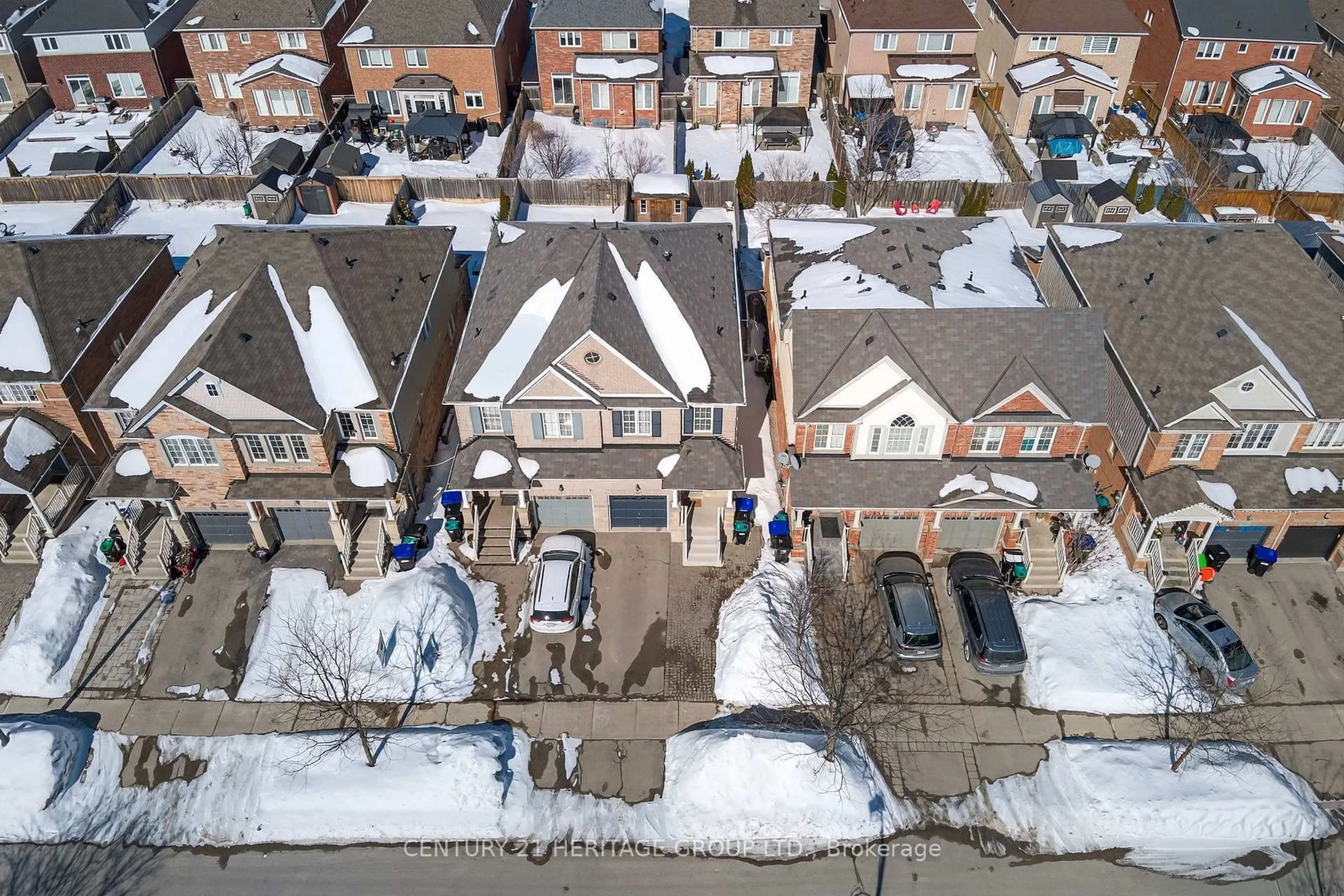 A pic from outside/outdoor area/front of a property/back of a property/a pic from drone, street for 44 Acorn Lane, Bradford West Gwillimbury Ontario L3Z 0H6