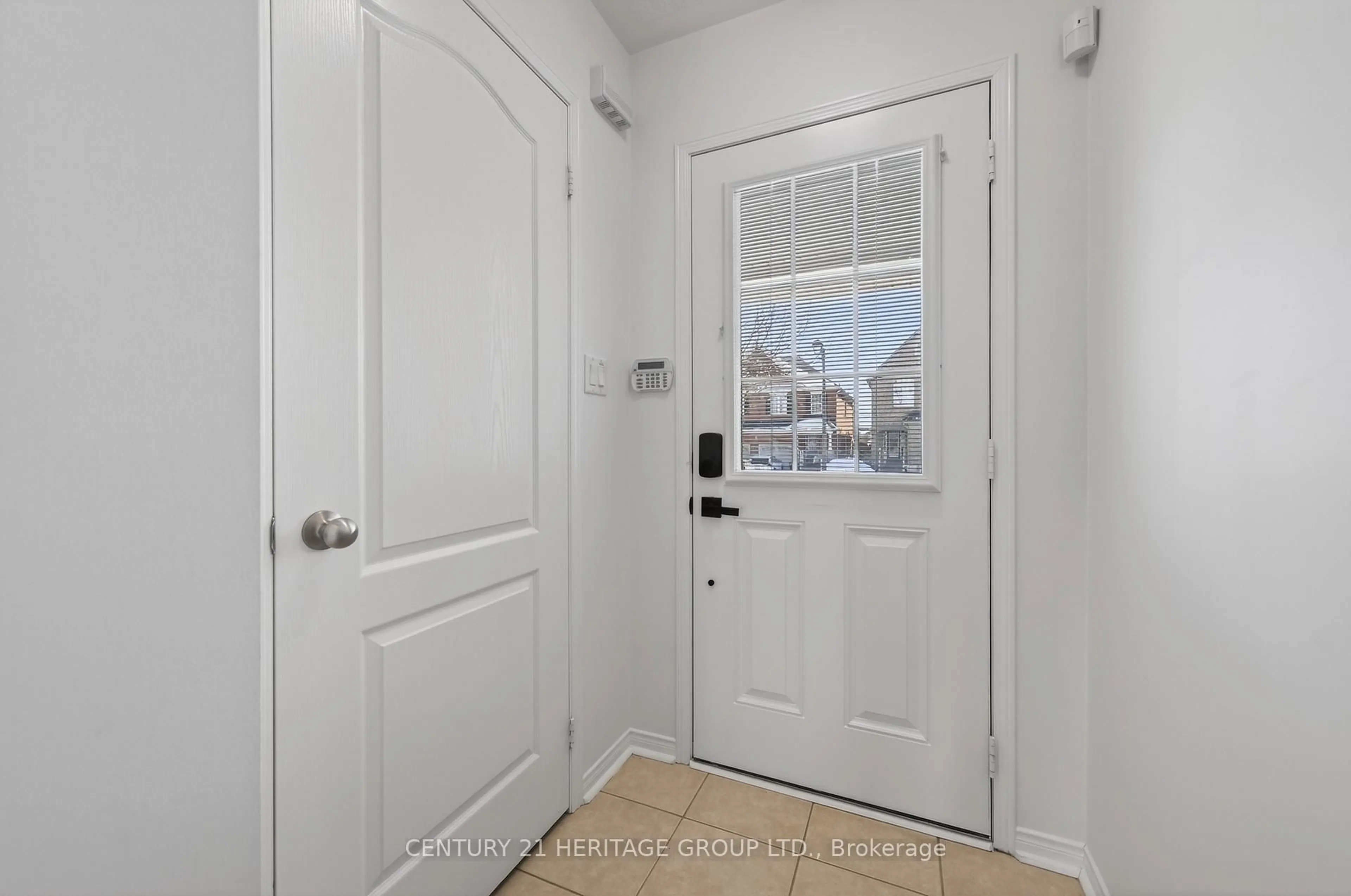 Indoor entryway for 44 Acorn Lane, Bradford West Gwillimbury Ontario L3Z 0H6