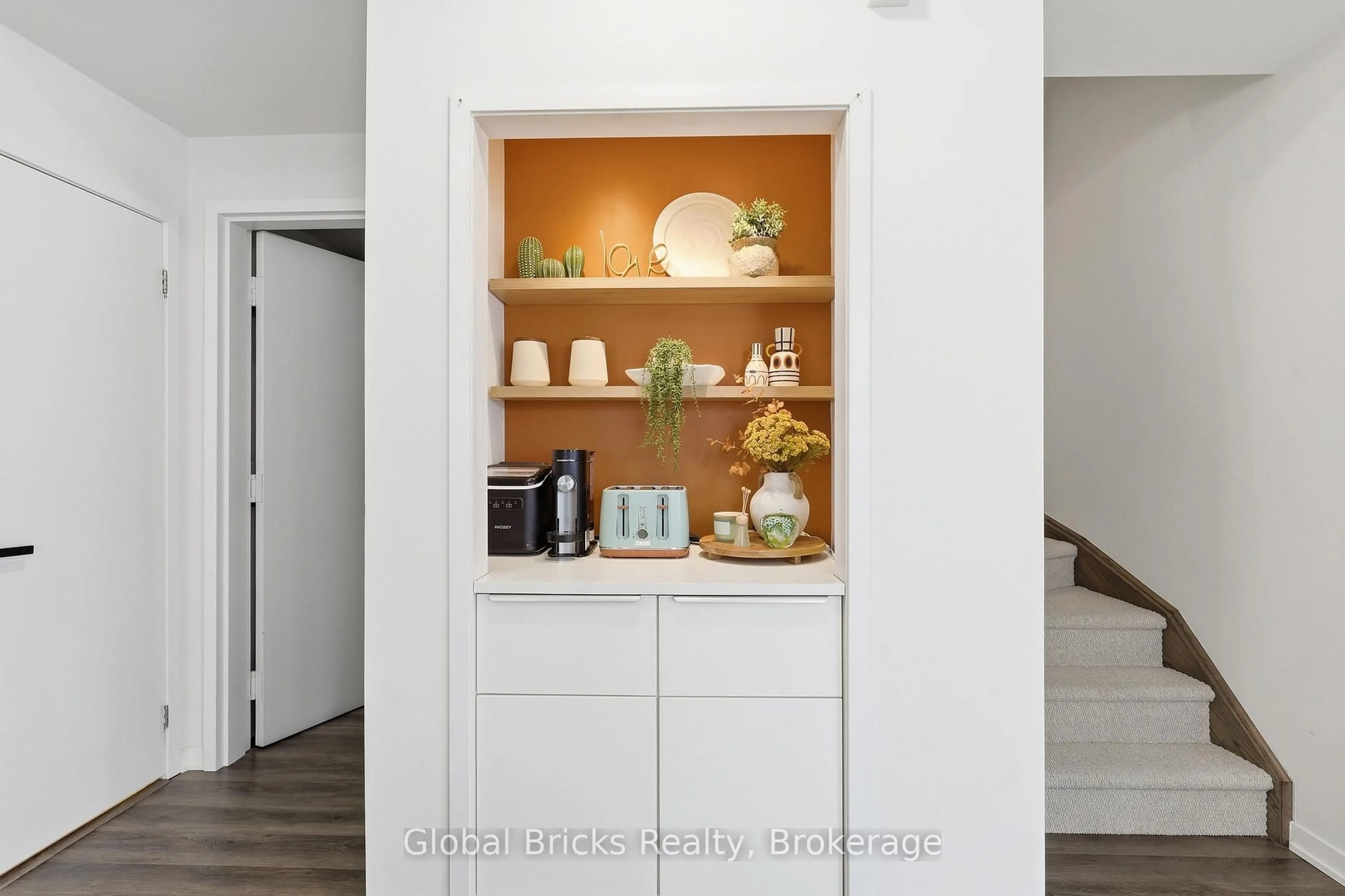 Indoor entryway for 131 Honeycrisp Cres #TH #210, Vaughan Ontario L4K 0N7