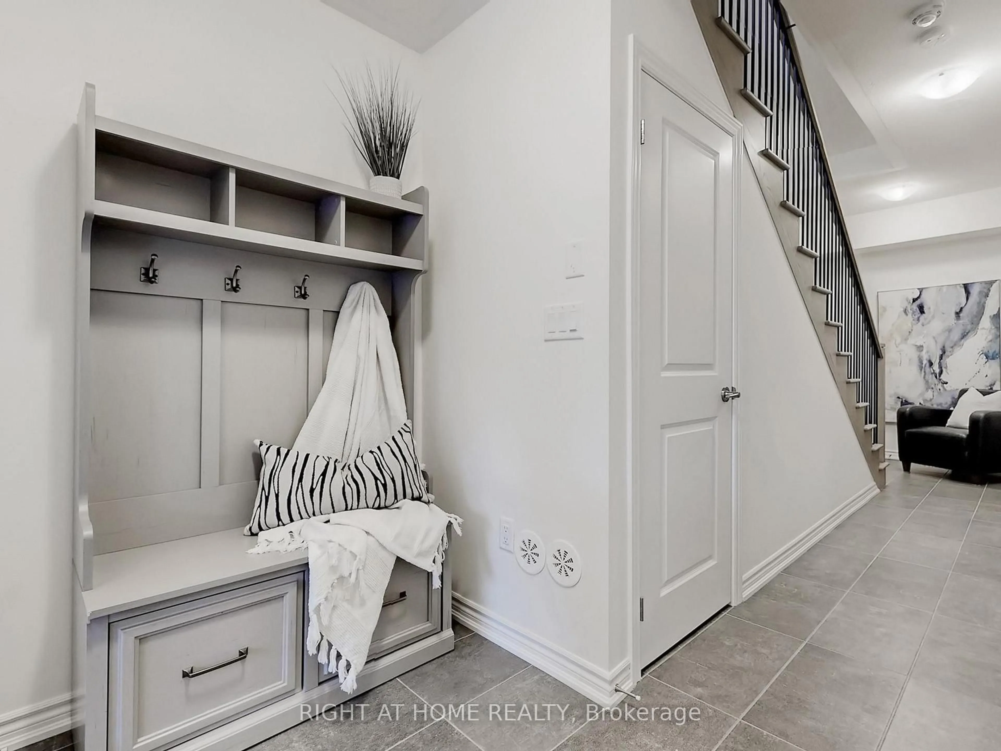 Indoor entryway for 30 Paisley Dr, Bradford West Gwillimbury Ontario L3Y 0A3