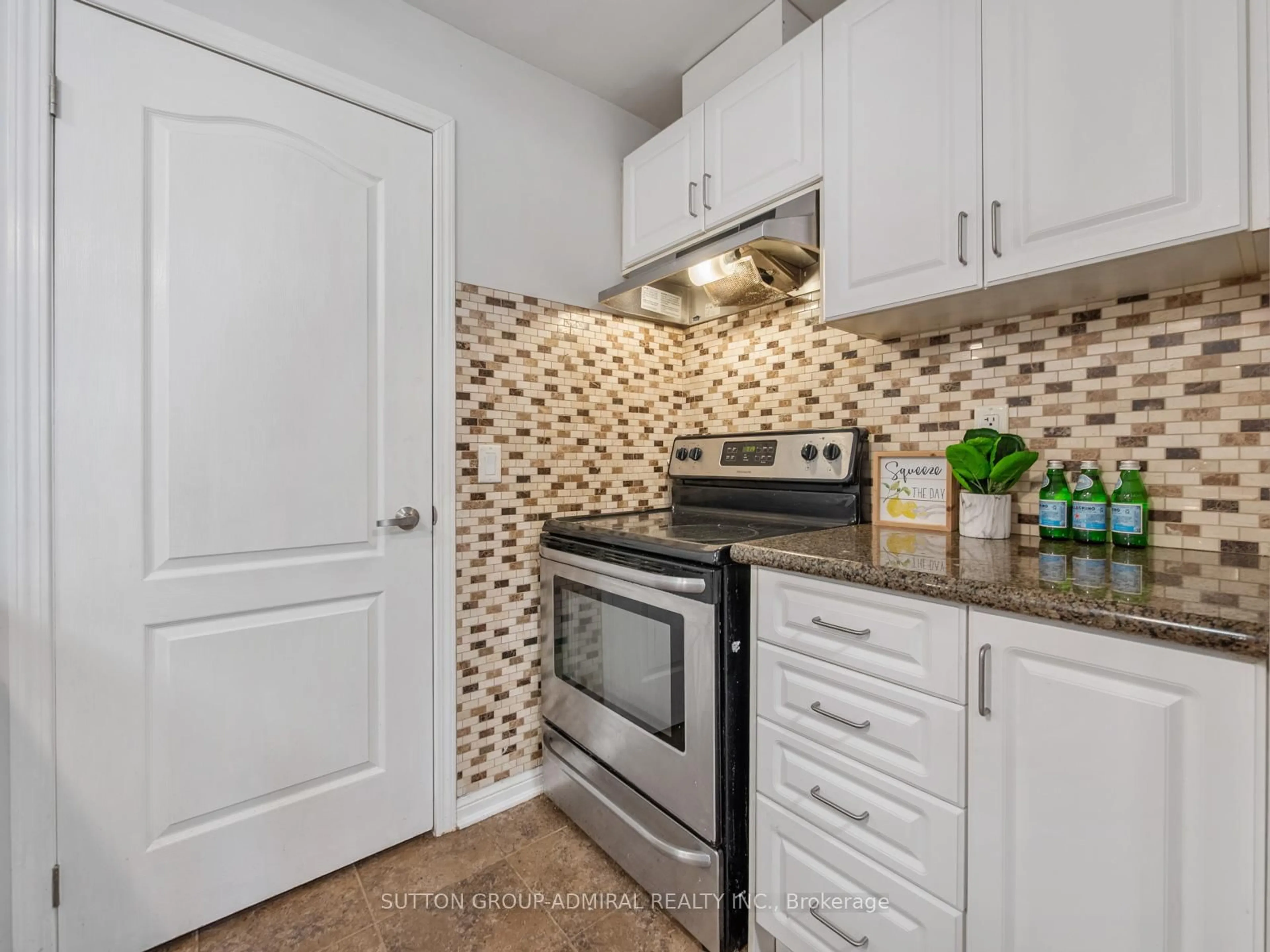 Standard kitchen, ceramic/tile floor for 9589 Keele St #101, Vaughan Ontario L6A 5M1