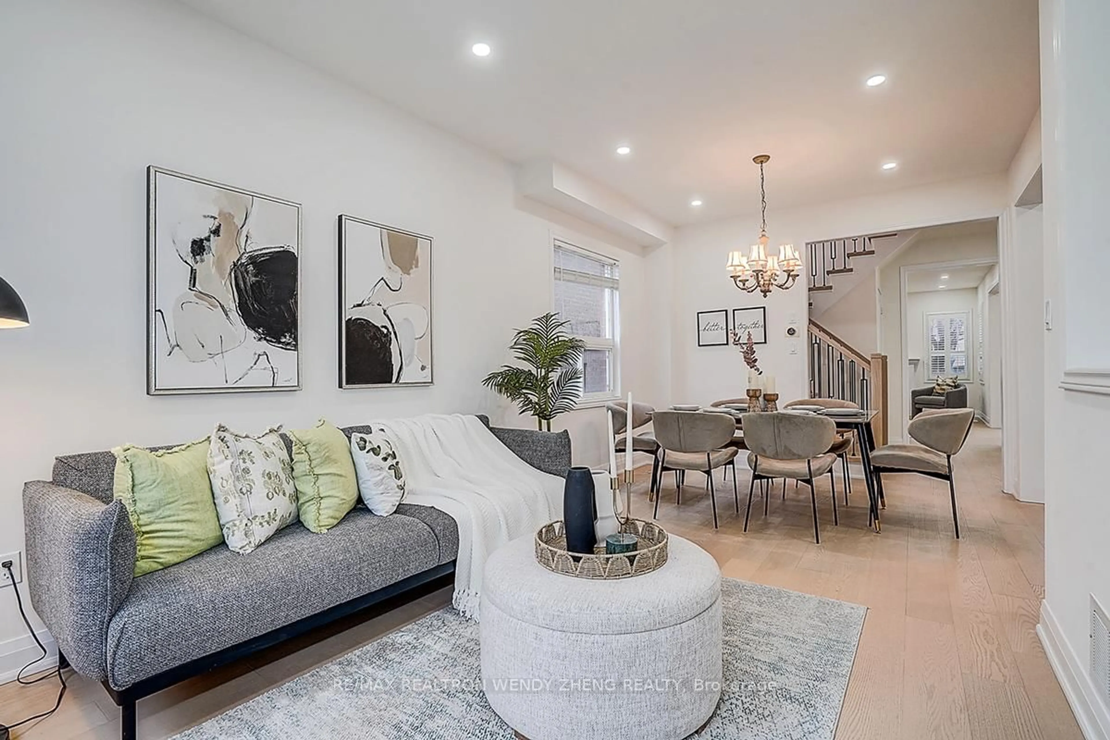 Living room with furniture, unknown for 16 Hartwell Way, Aurora Ontario L4G 7X7