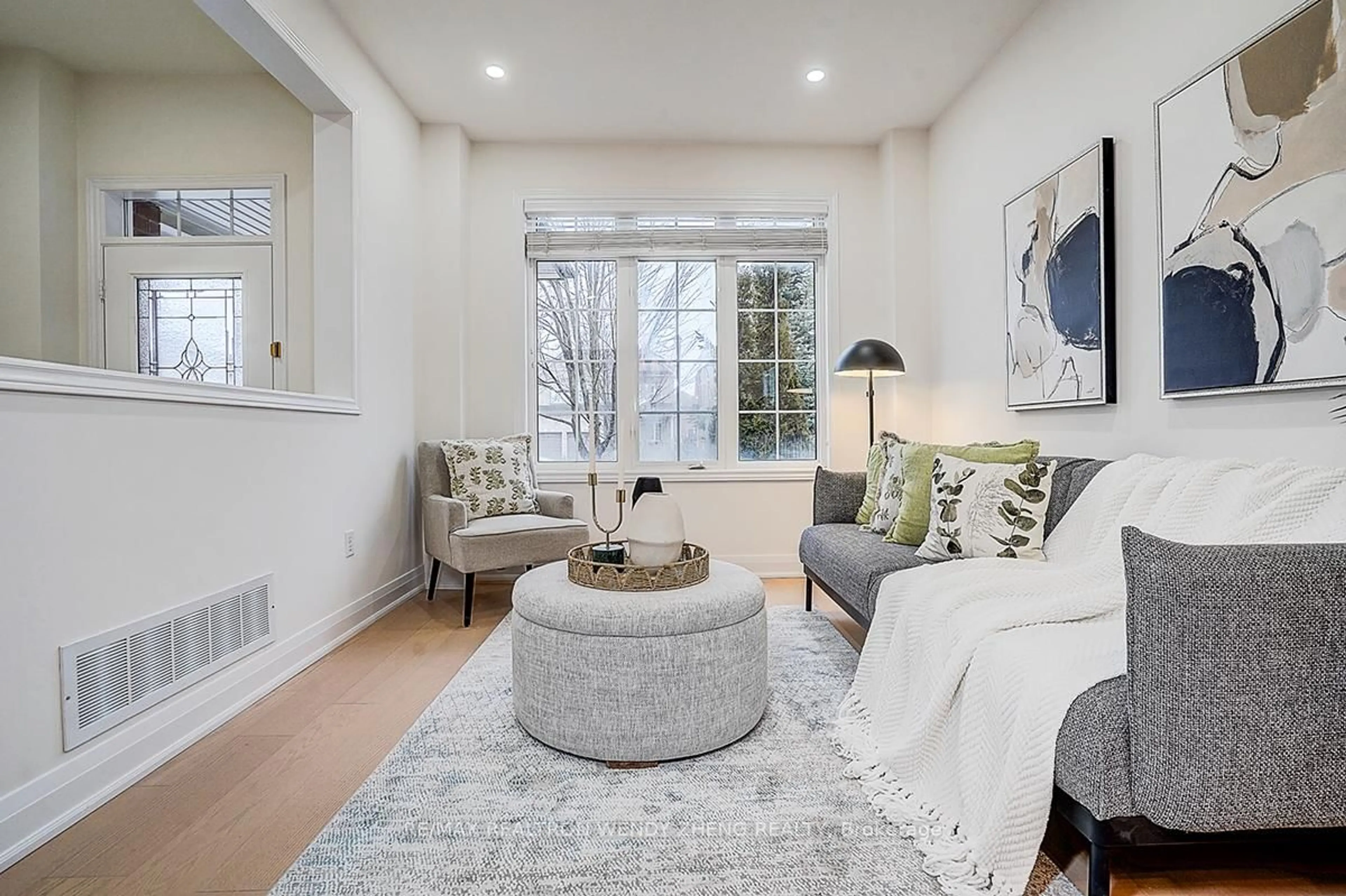 Living room with furniture, unknown for 16 Hartwell Way, Aurora Ontario L4G 7X7