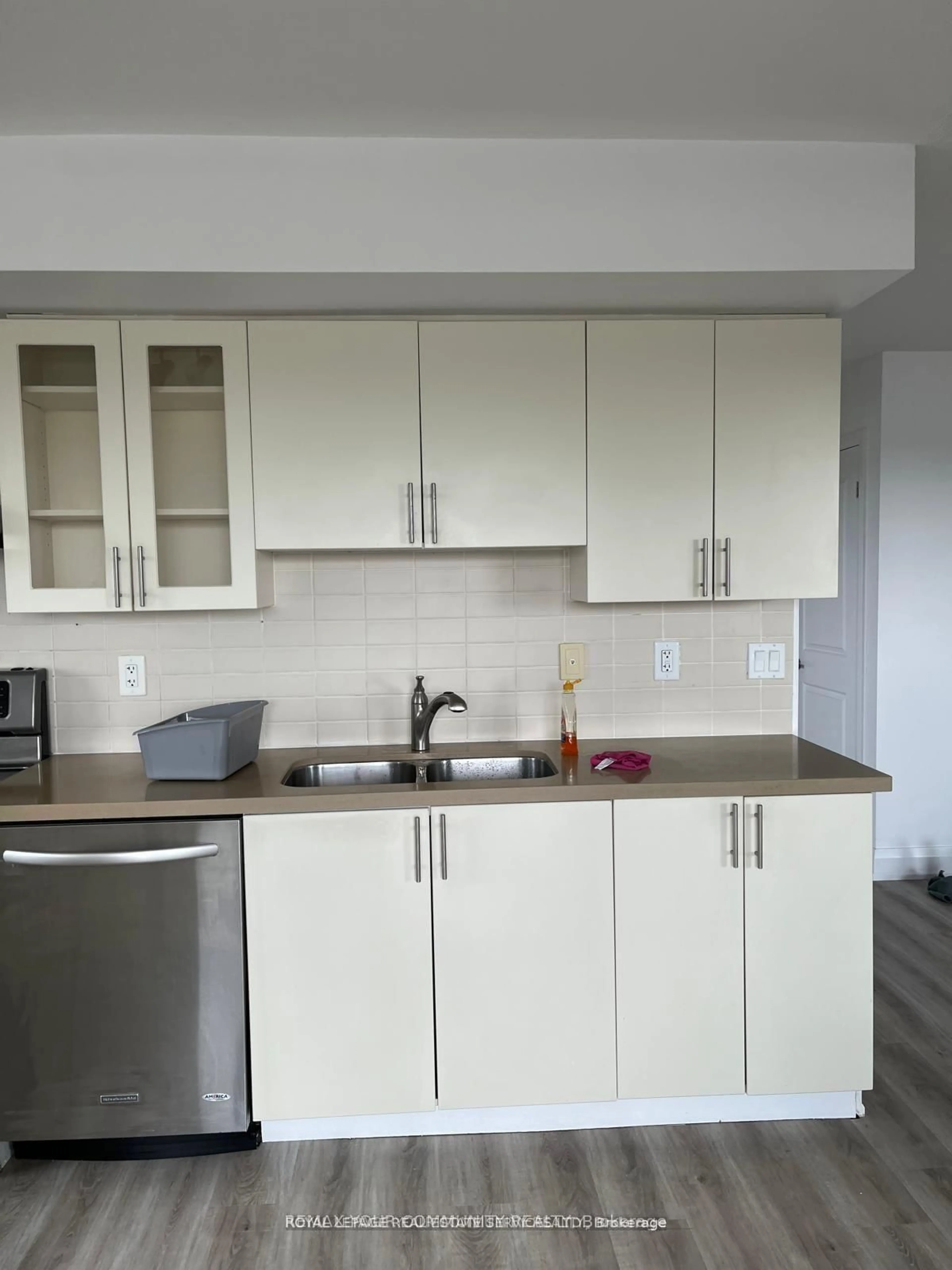 Standard kitchen, wood/laminate floor for 75 Norman Bethune Ave #317, Richmond Hill Ontario L4B 0B6