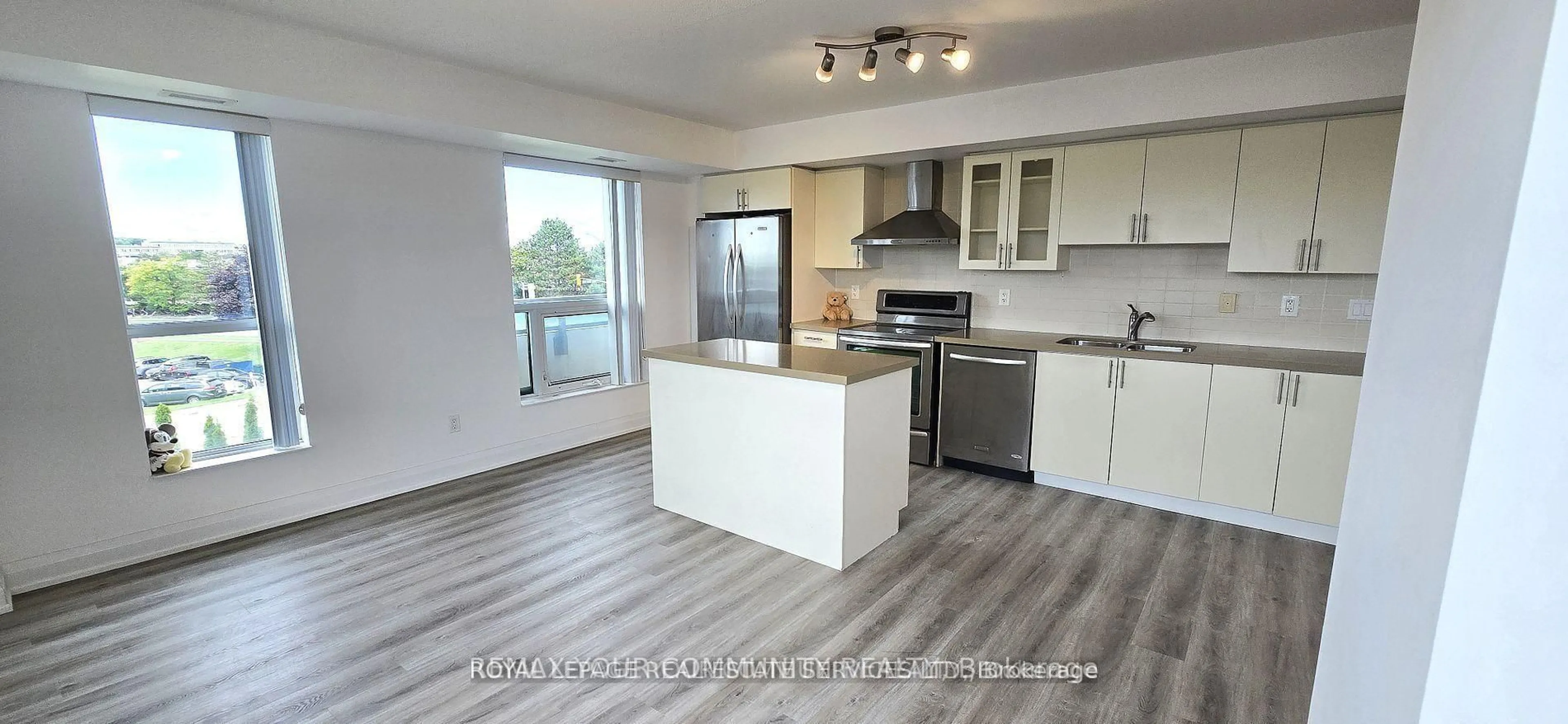 Open concept kitchen, wood/laminate floor for 75 Norman Bethune Ave #317, Richmond Hill Ontario L4B 0B6