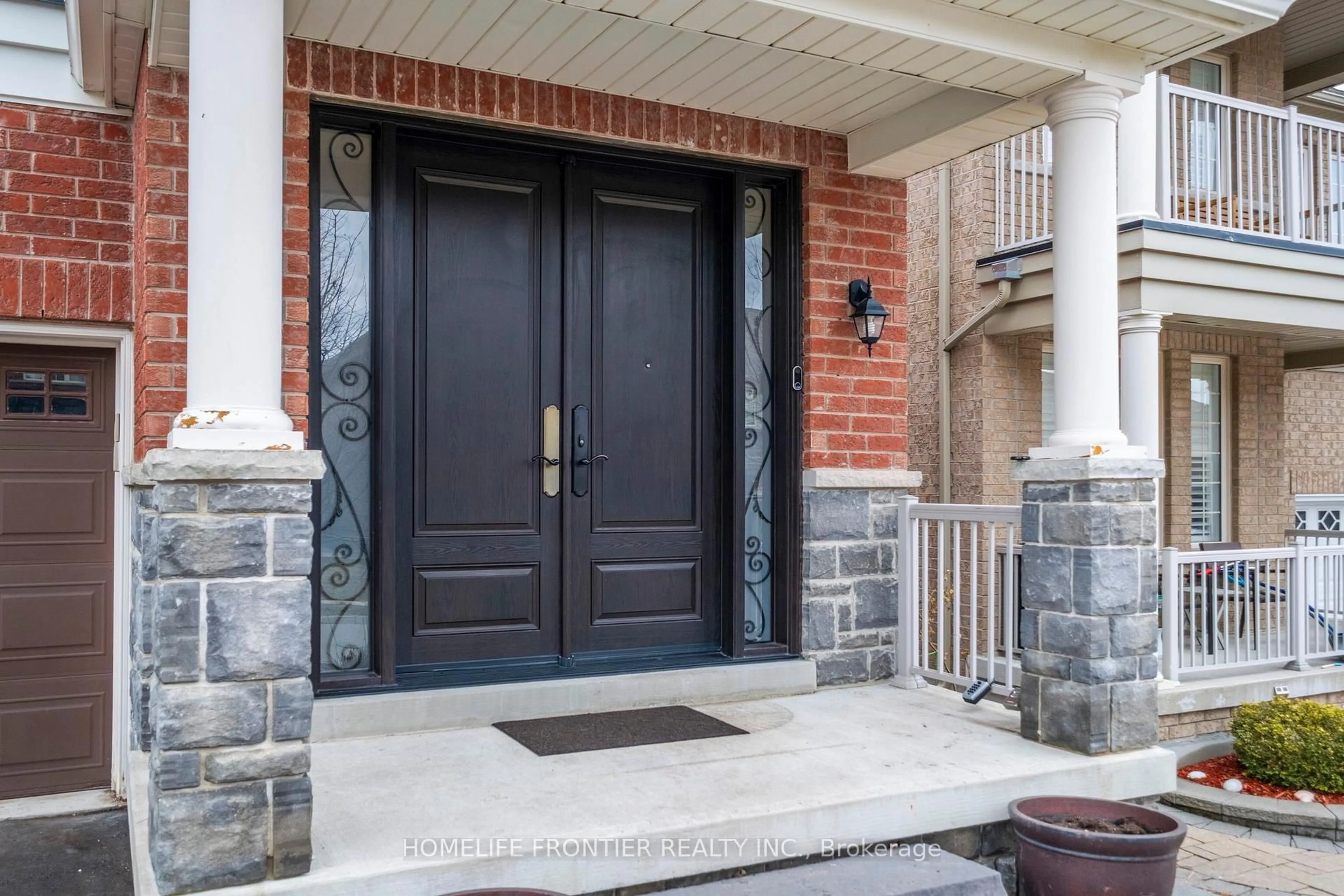 Indoor entryway for 475 Kwapis Blvd, Newmarket Ontario L3X 3K5