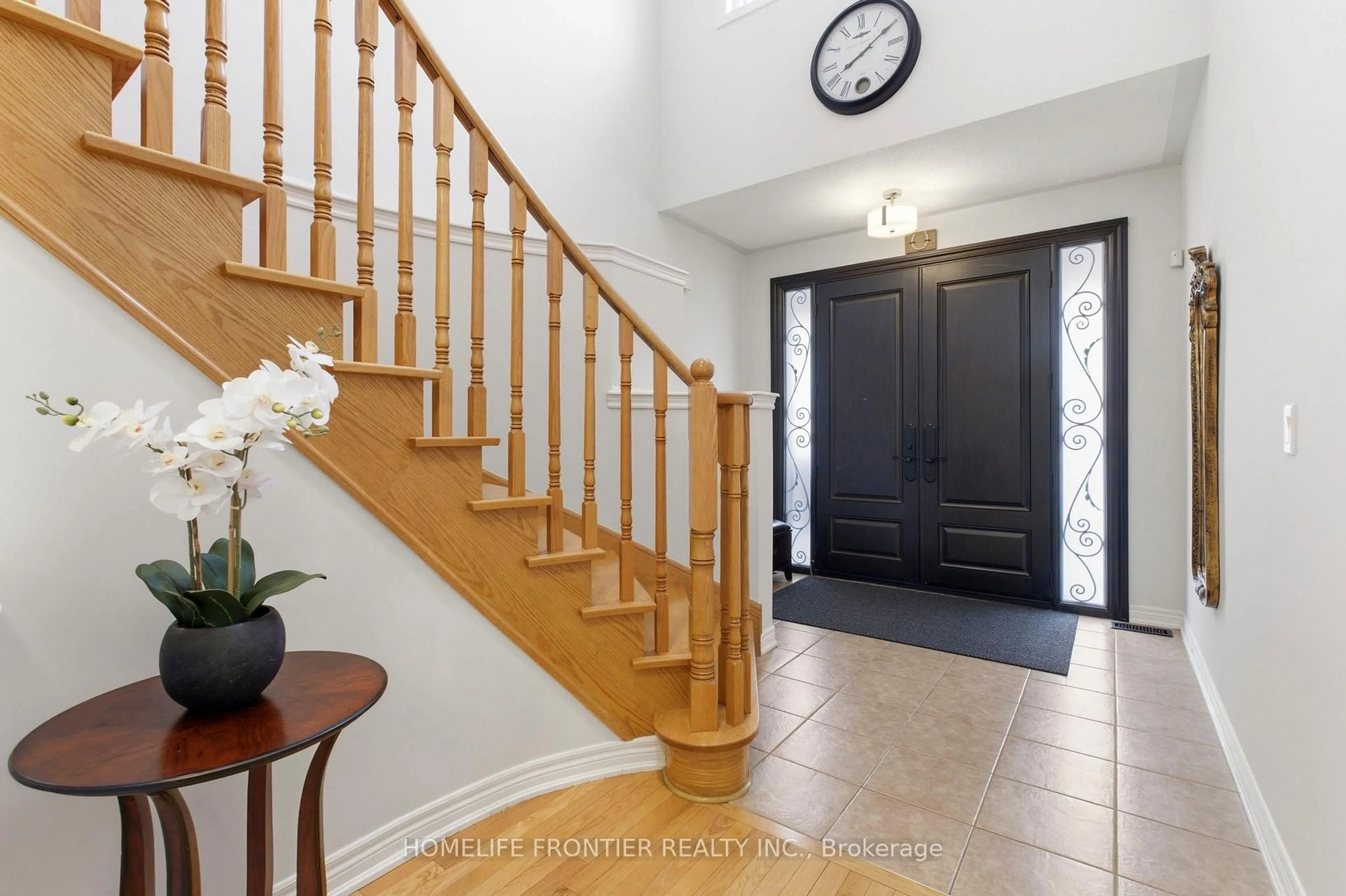 Indoor entryway for 475 Kwapis Blvd, Newmarket Ontario L3X 3K5