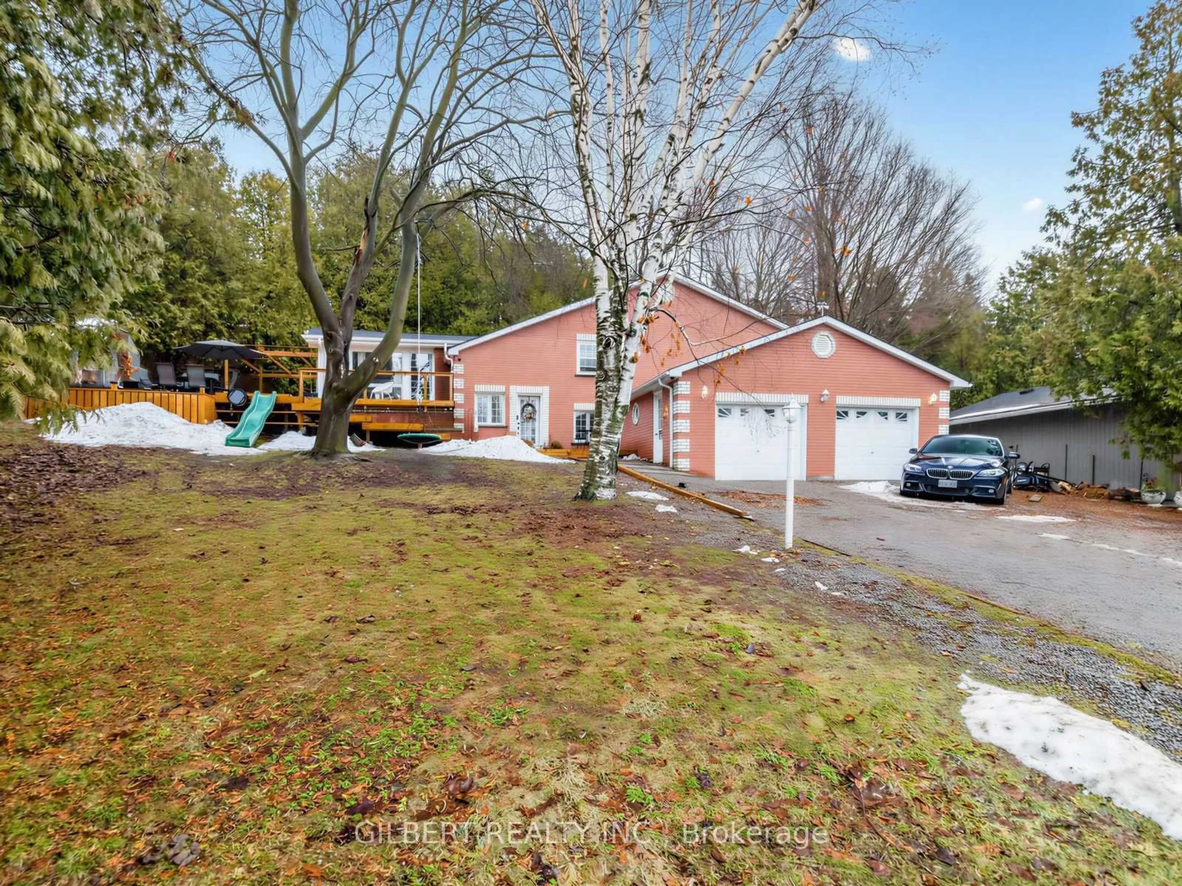 A pic from outside/outdoor area/front of a property/back of a property/a pic from drone, street for 313 winnifred Dr, Georgina Ontario L4P 3B4