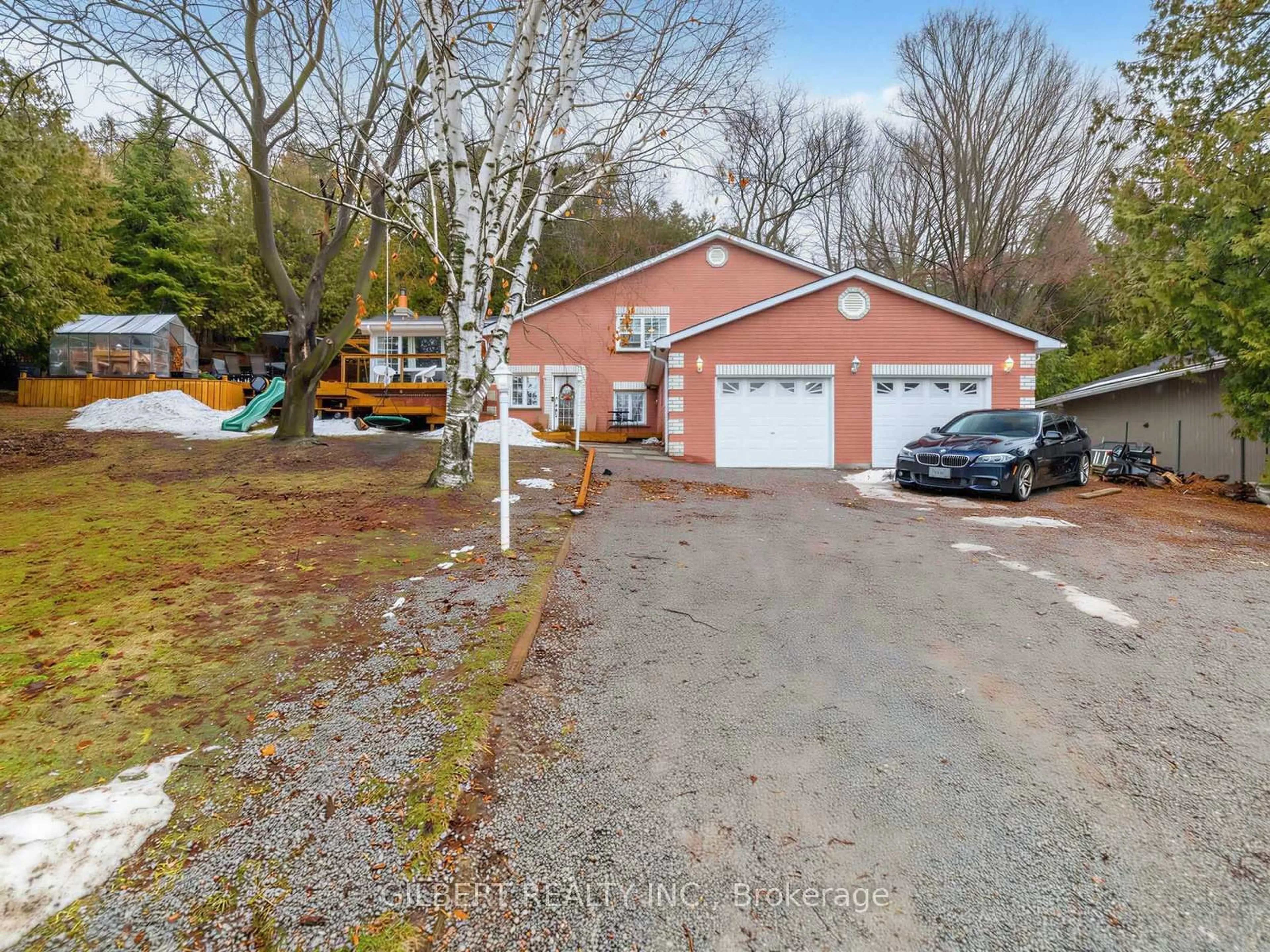 A pic from outside/outdoor area/front of a property/back of a property/a pic from drone, street for 313 winnifred Dr, Georgina Ontario L4P 3B4