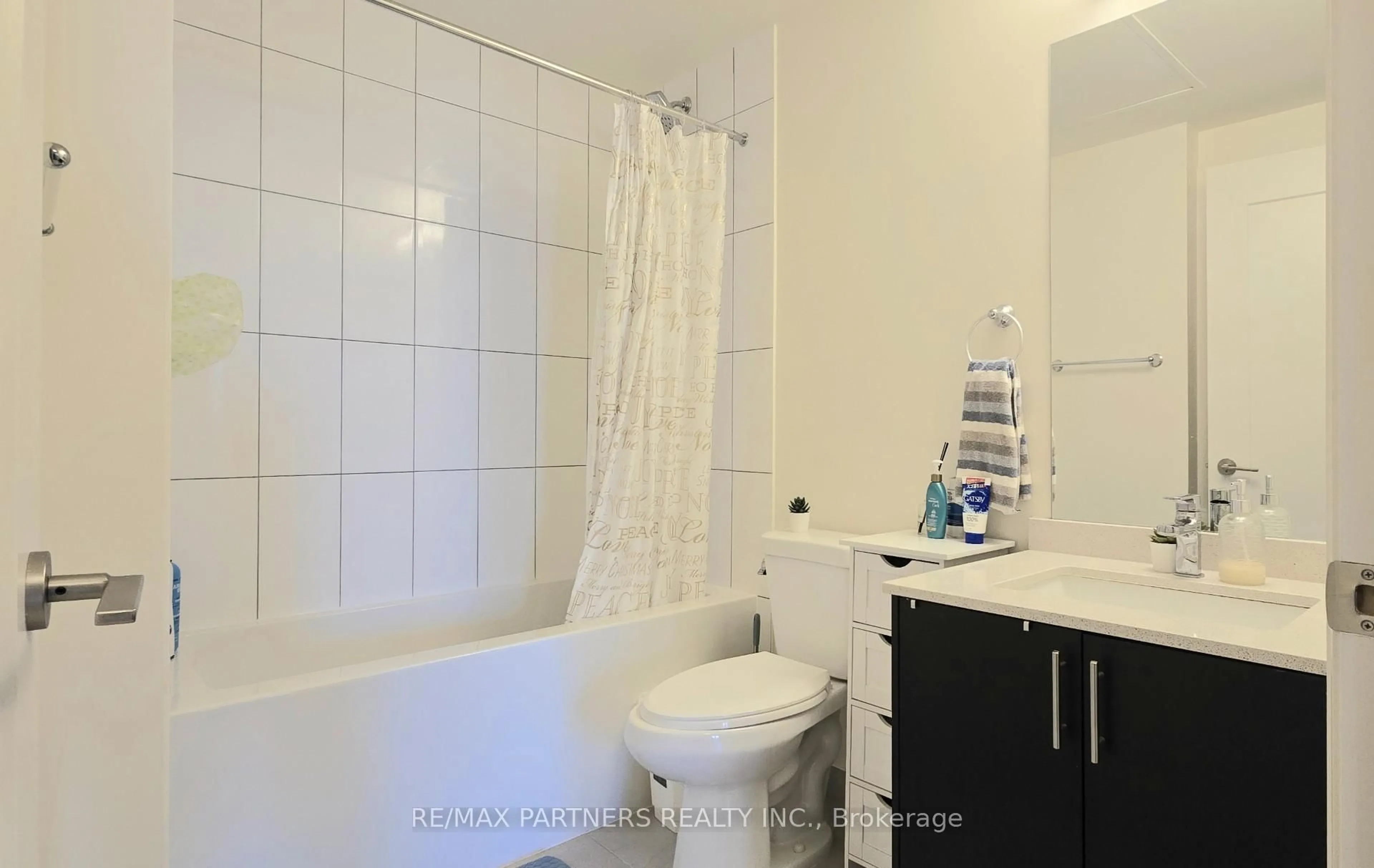 Standard bathroom, ceramic/tile floor for 9000 Jane St #810, Vaughan Ontario L4K 2M9