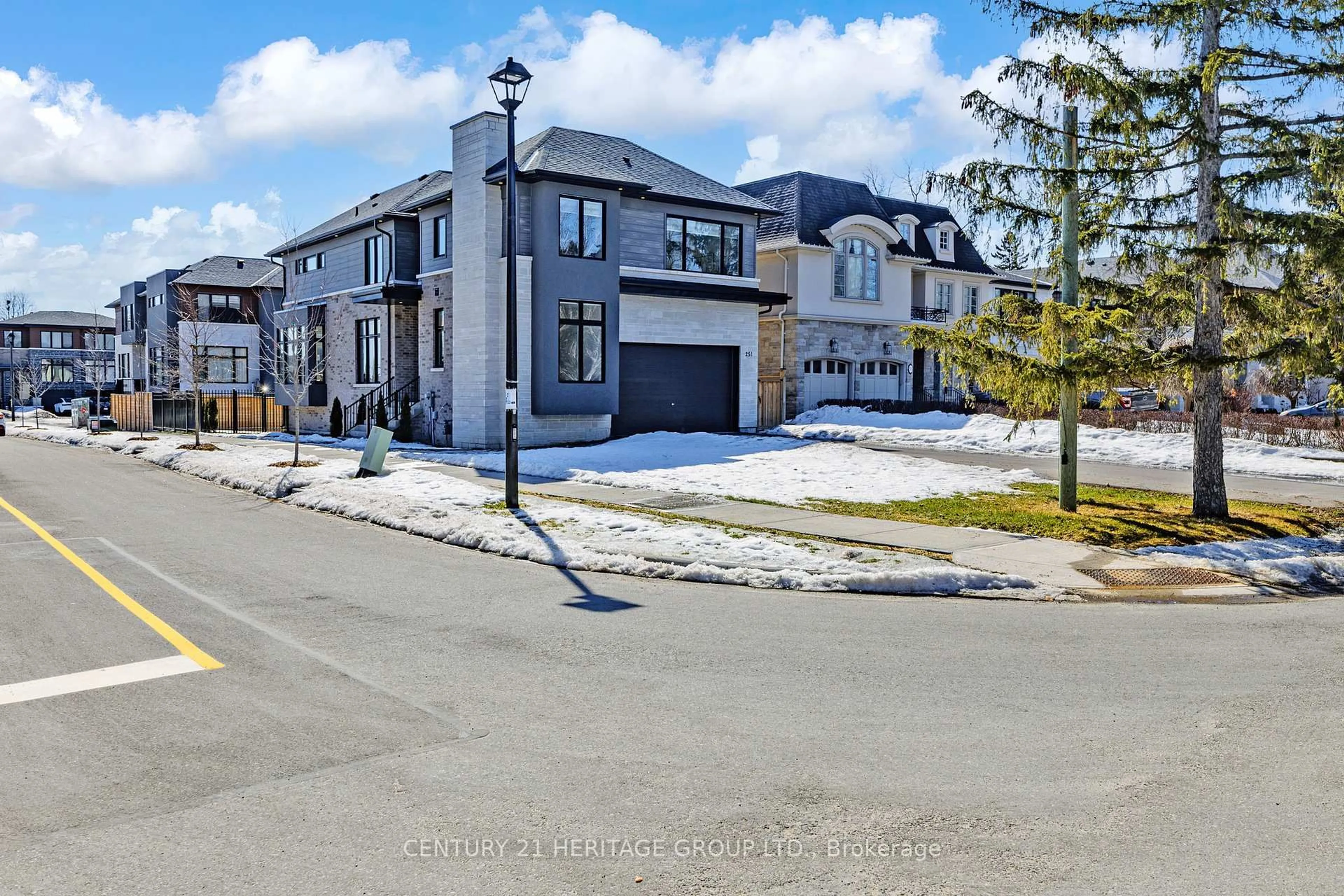 A pic from outside/outdoor area/front of a property/back of a property/a pic from drone, street for 251 Oxford St, Richmond Hill Ontario L4C 7V7