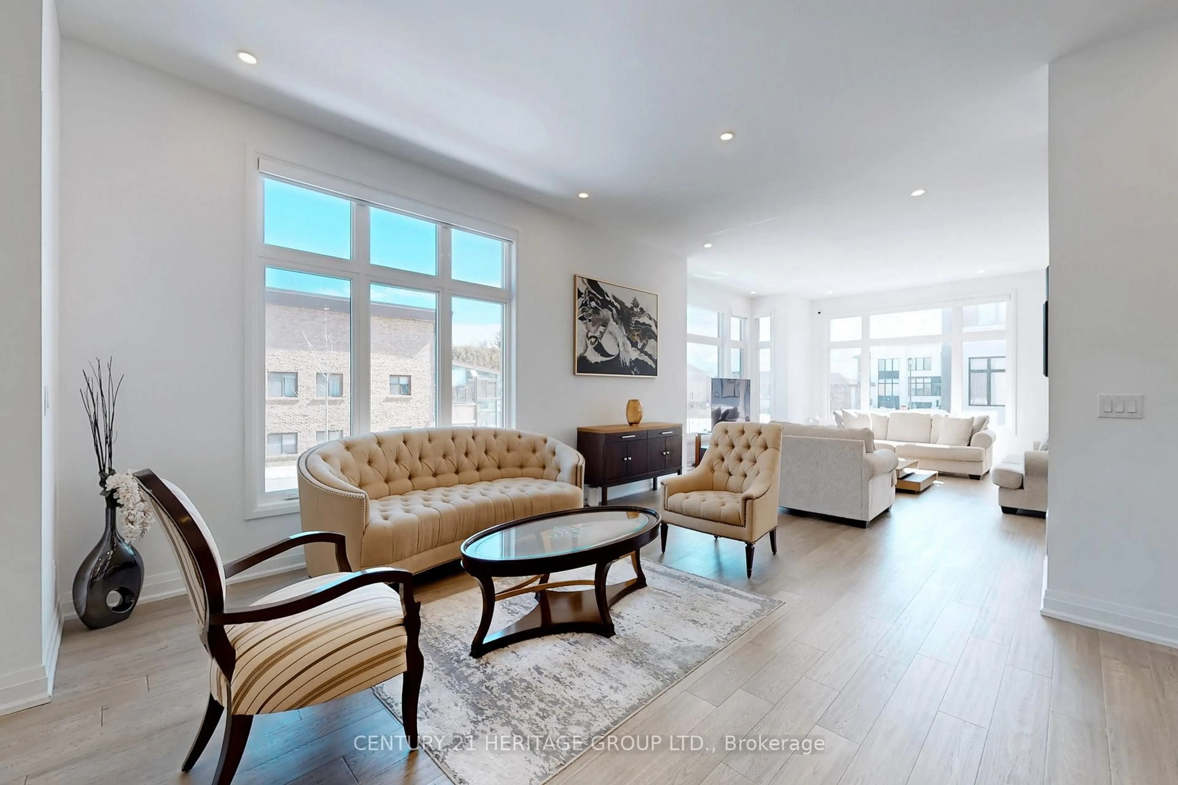 Living room with furniture, unknown for 251 Oxford St, Richmond Hill Ontario L4C 7V7