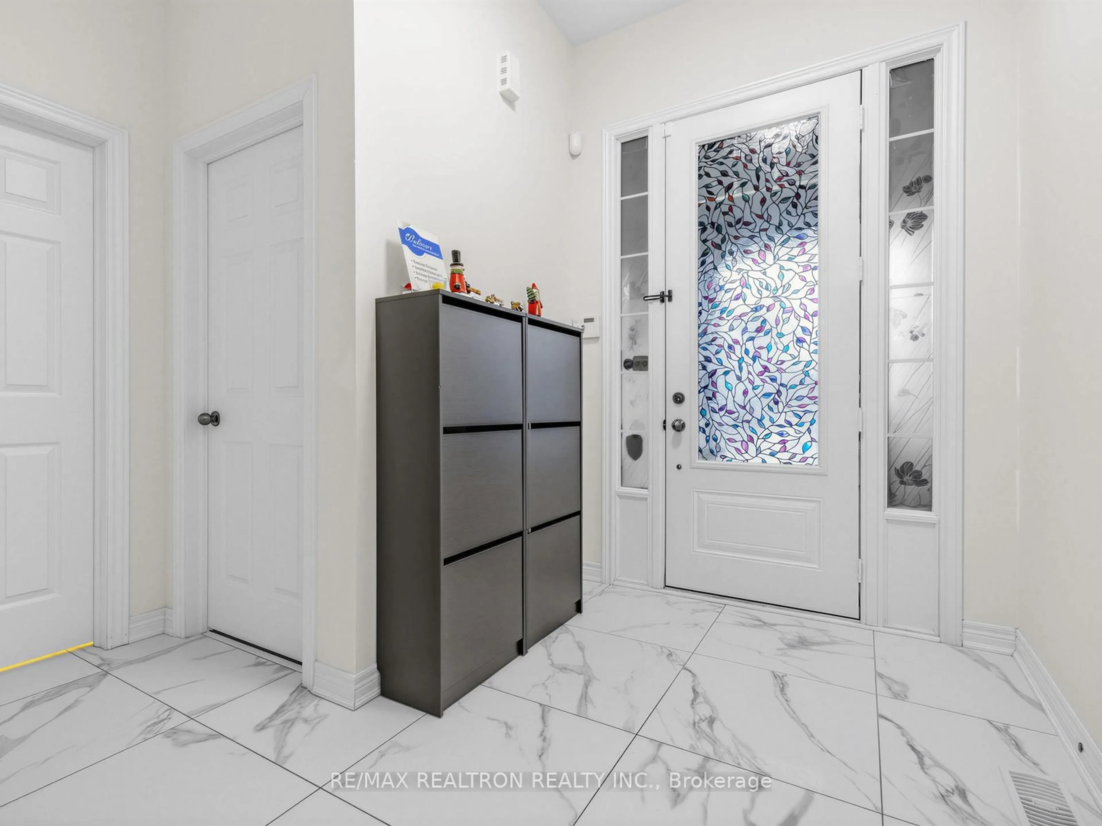 Indoor entryway for 10 Mary Wilson Crt, East Gwillimbury Ontario L9N 0P5