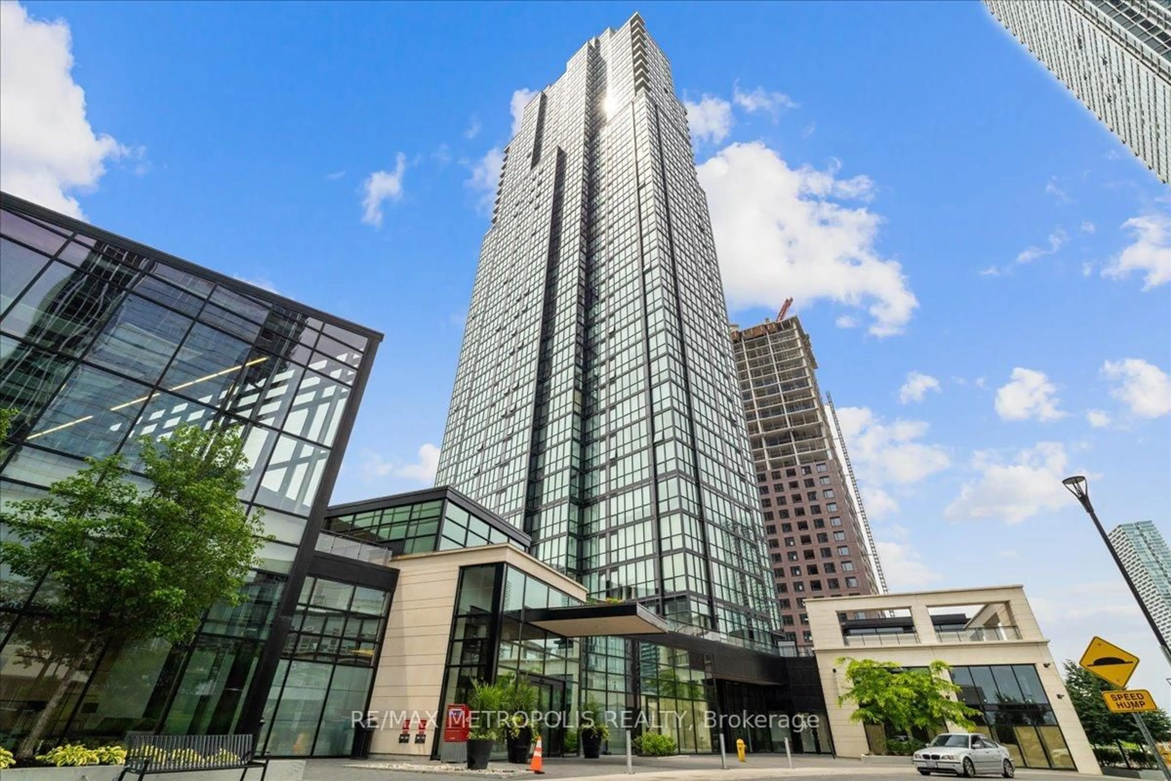 Indoor foyer for 2910 Highway 7 #2206, Vaughan Ontario L4K 0H8