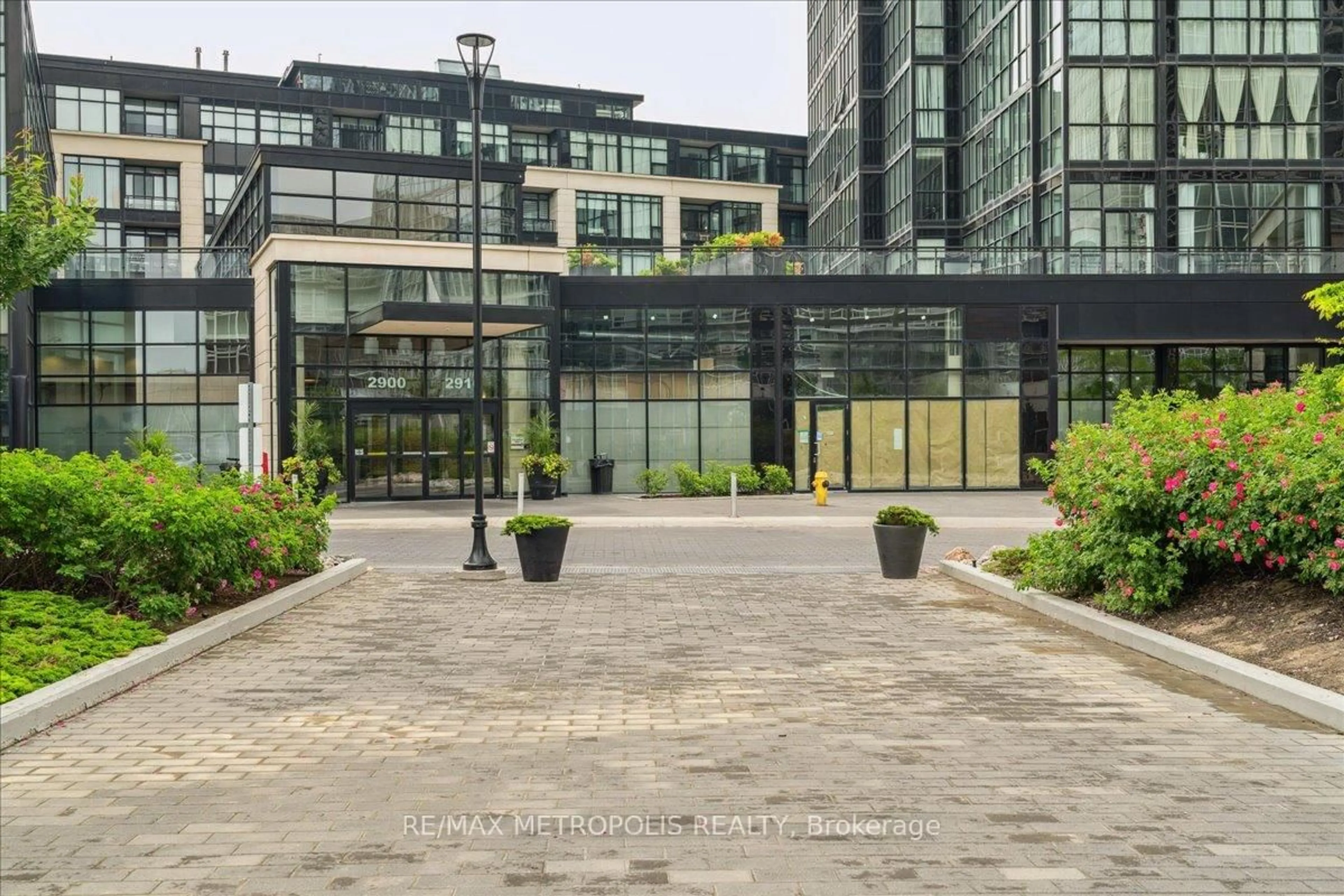 Indoor foyer for 2910 Highway 7 #2206, Vaughan Ontario L4K 0H8