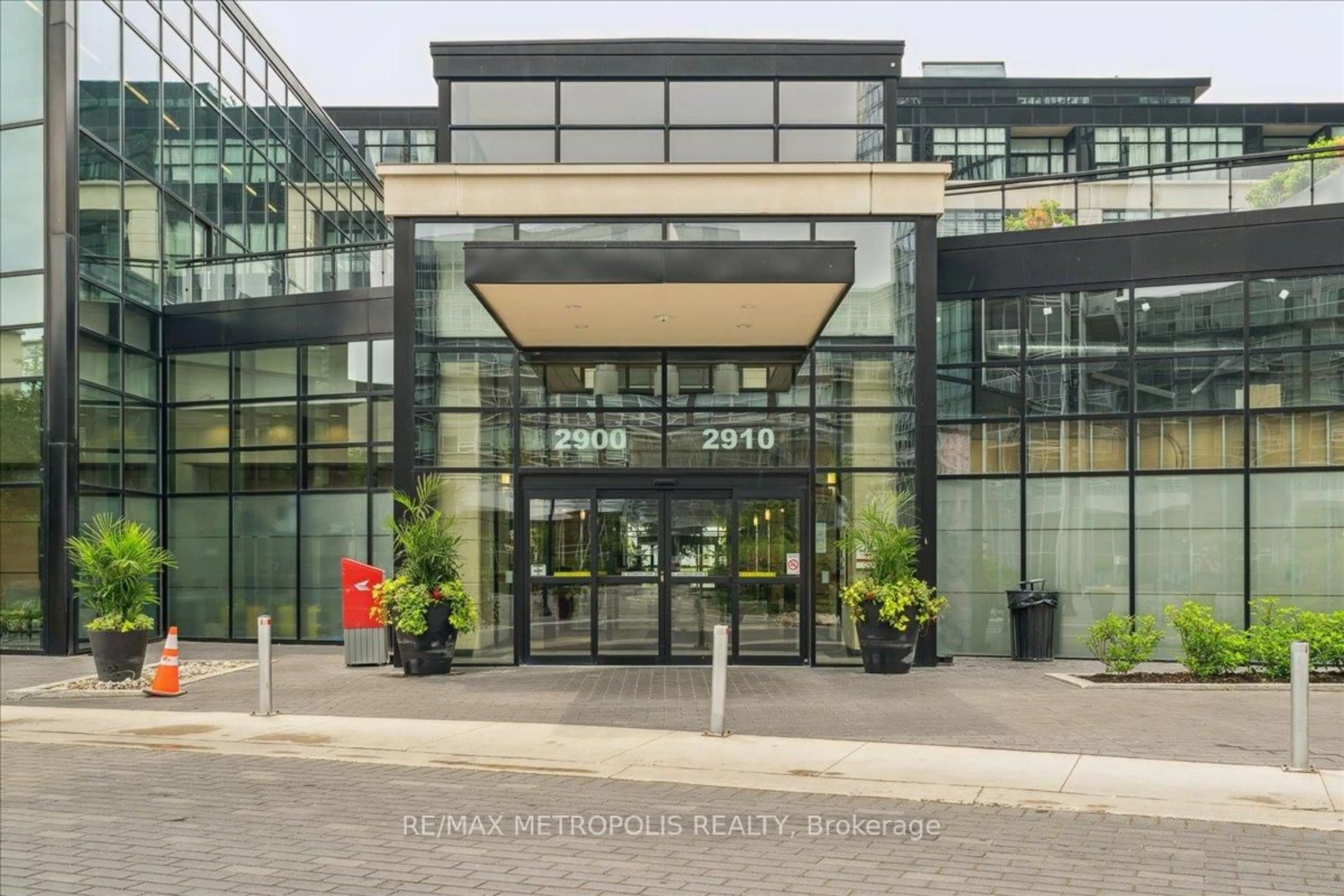 Indoor foyer for 2910 Highway 7 #2206, Vaughan Ontario L4K 0H8