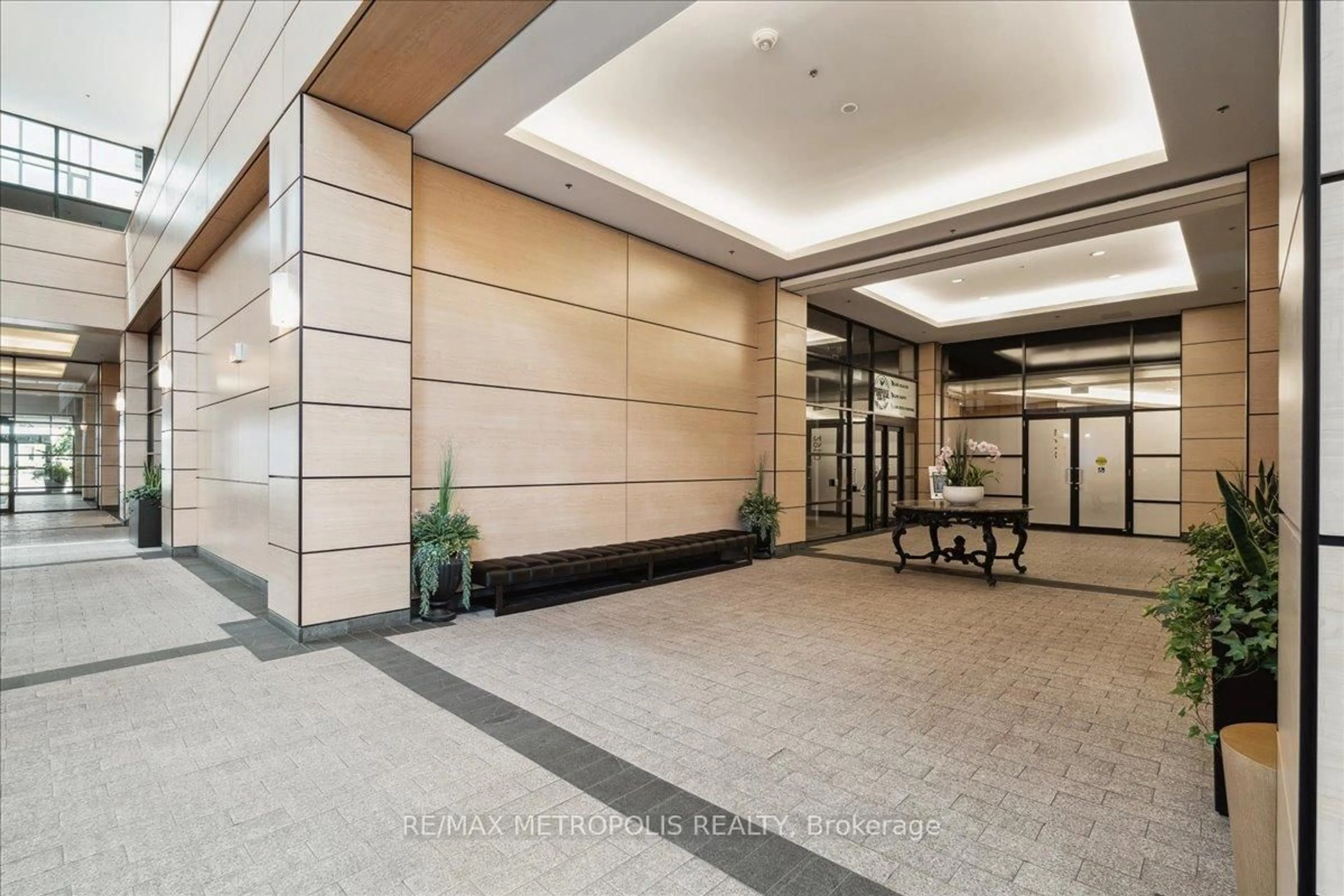 Indoor foyer for 2910 Highway 7 #2206, Vaughan Ontario L4K 0H8