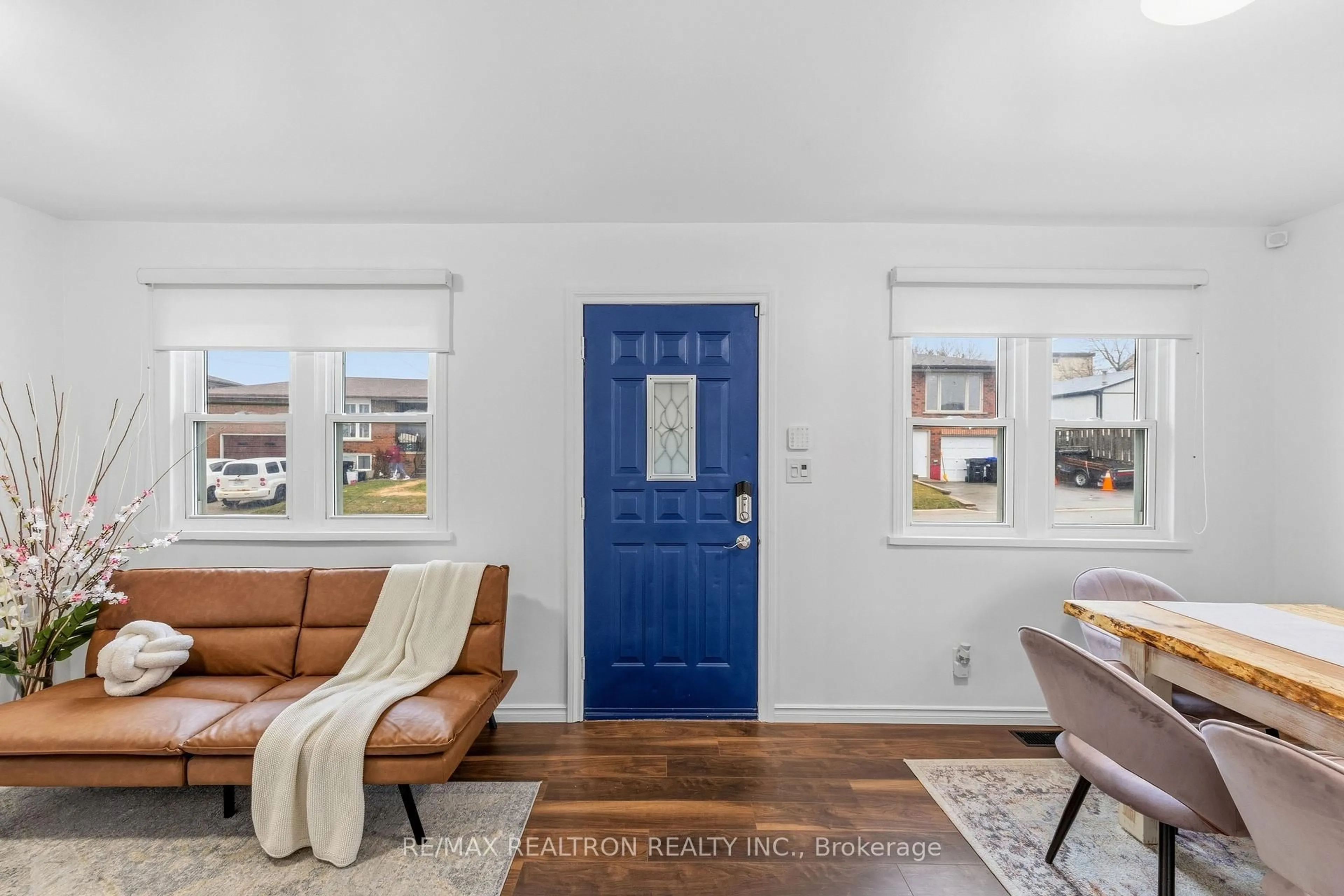 Indoor entryway for 25 Bingham St, Bradford West Gwillimbury Ontario L3Z 1X1