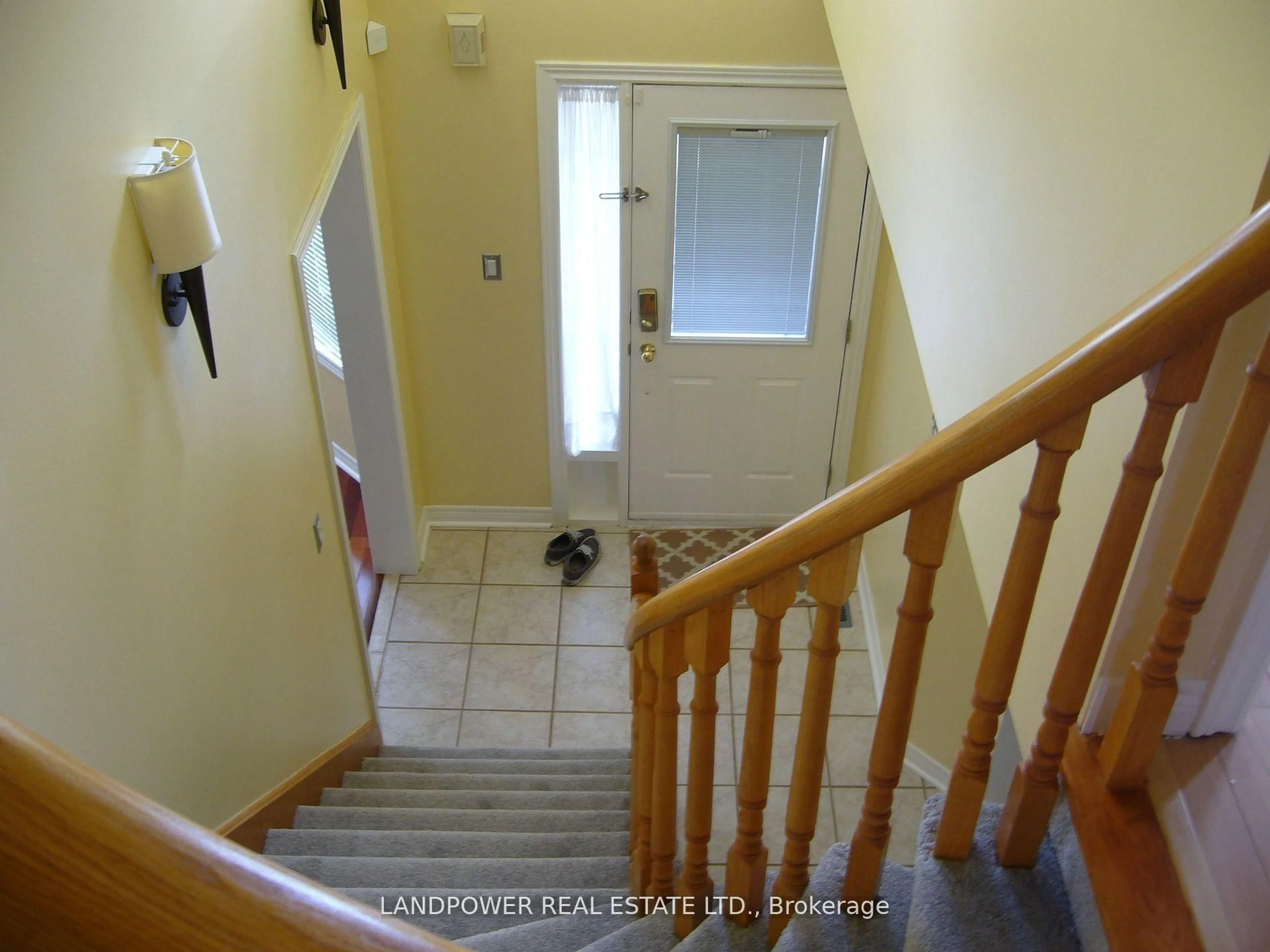 Indoor foyer for 36 Amberview Dr, Georgina Ontario L4P 3X8