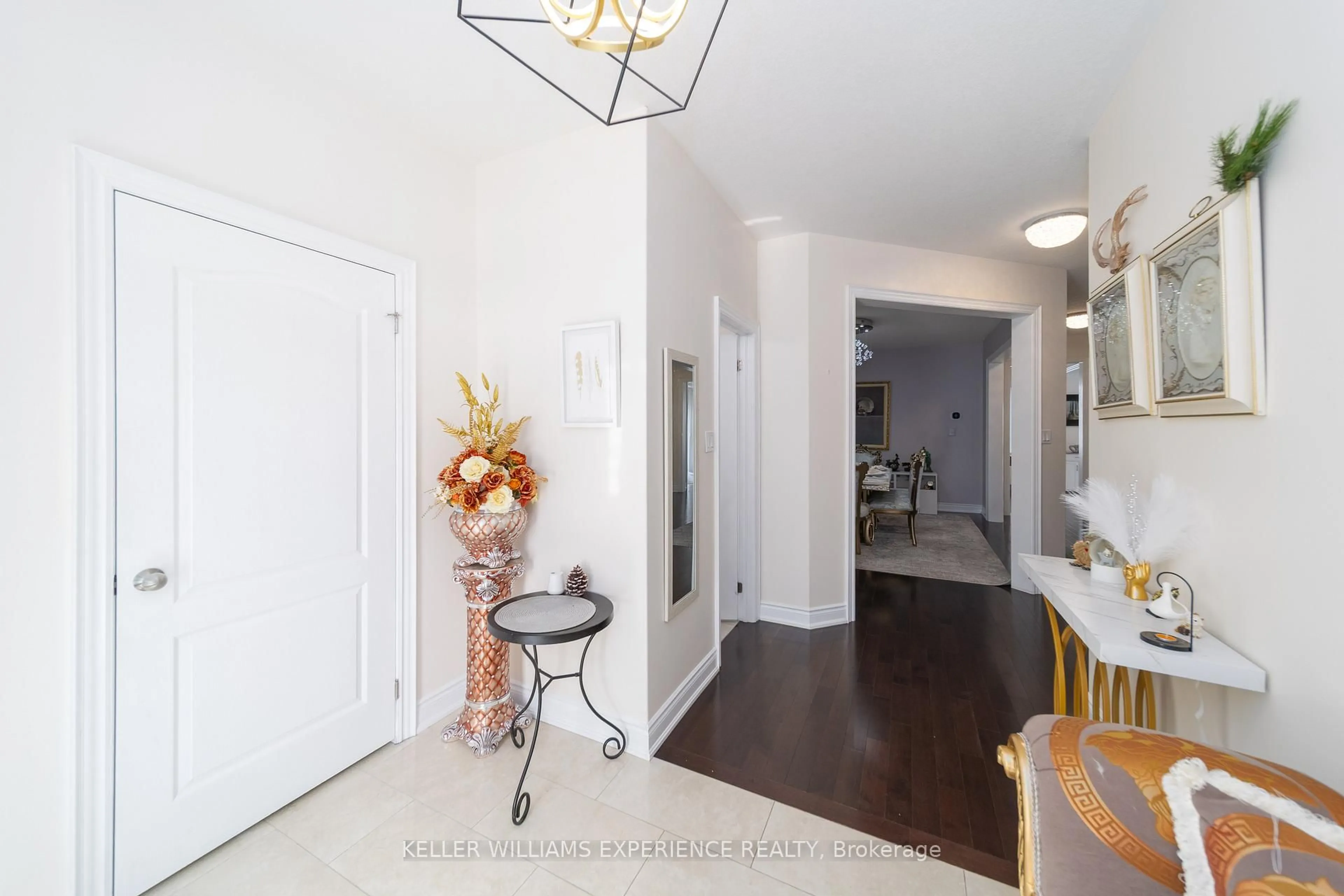 Indoor entryway for 121 Centre St, Essa Ontario L0M 1B0