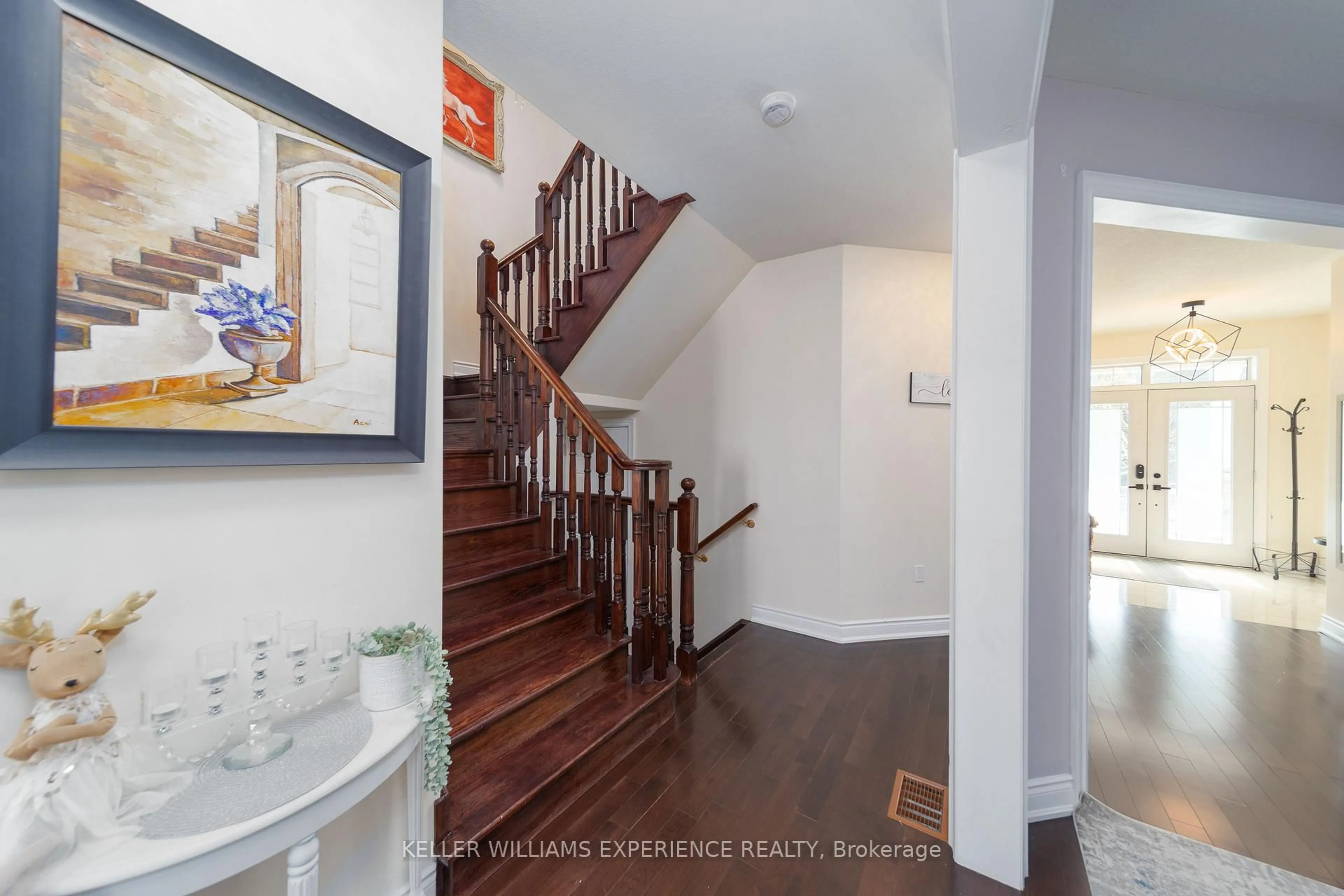 Indoor entryway for 121 Centre St, Essa Ontario L0M 1B0