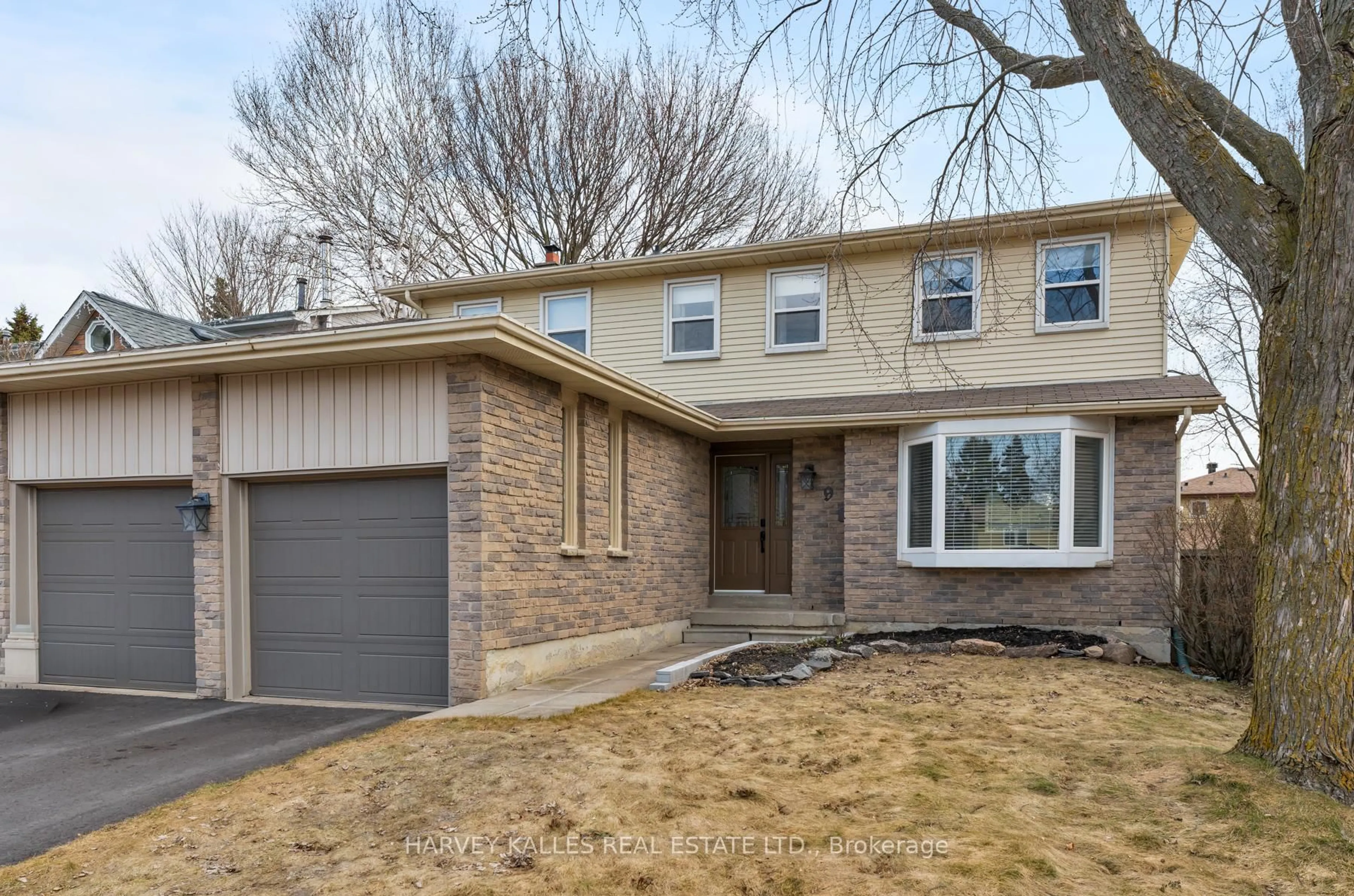 Home with brick exterior material, street for 9 Manning Cres, Newmarket Ontario L3Y 6H3