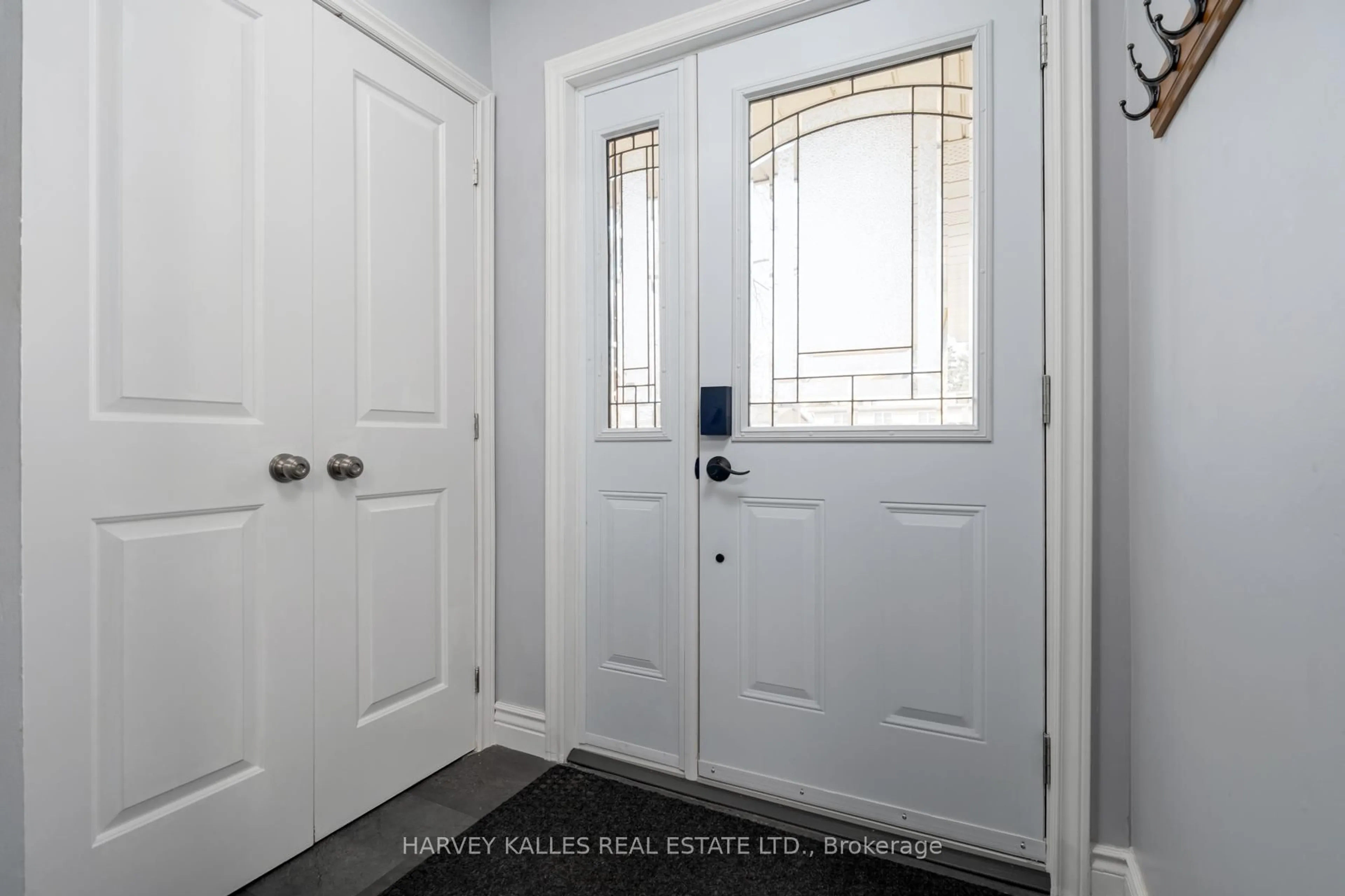 Indoor entryway for 9 Manning Cres, Newmarket Ontario L3Y 6H3