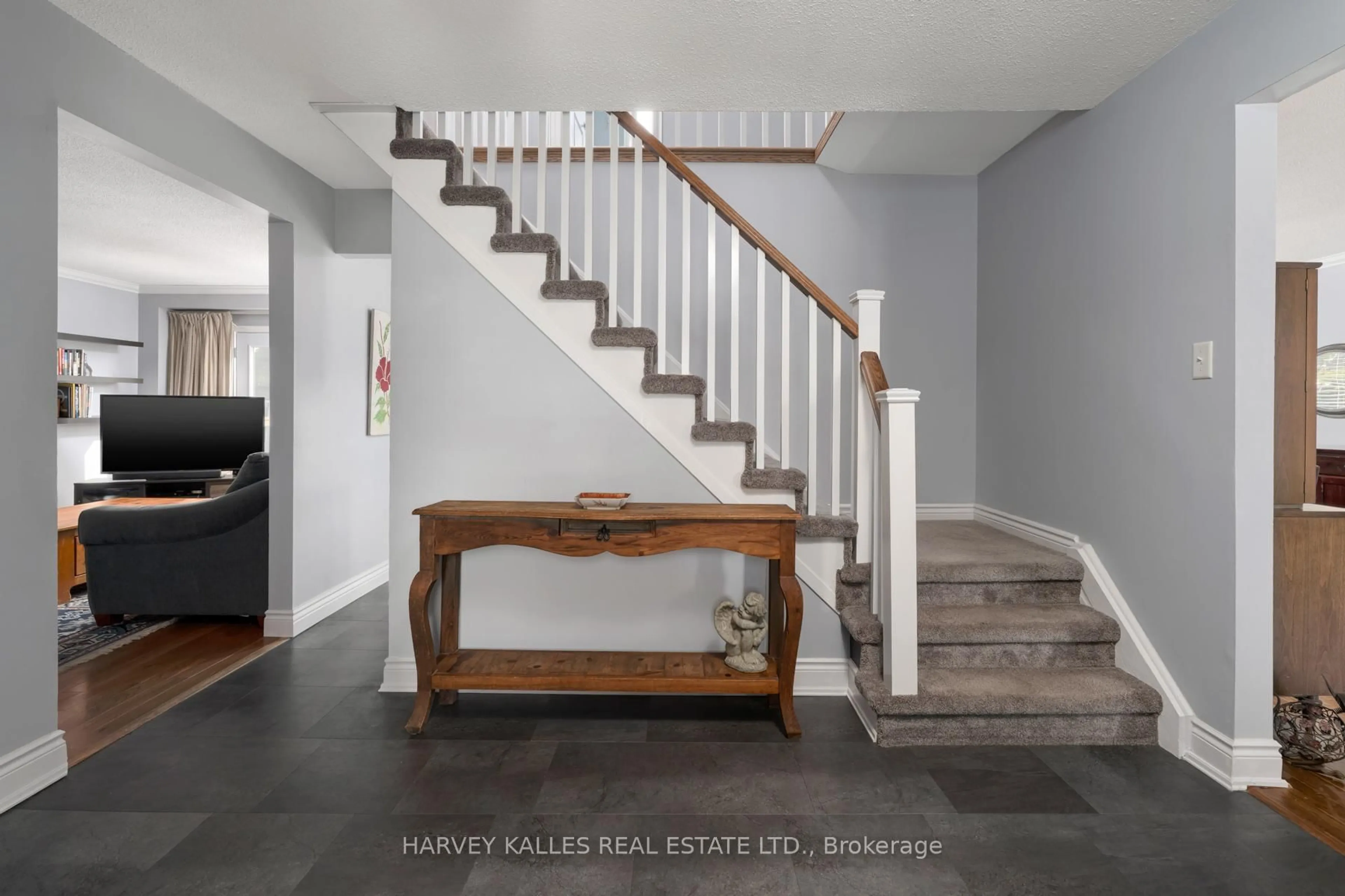 Unknown for 9 Manning Cres, Newmarket Ontario L3Y 6H3