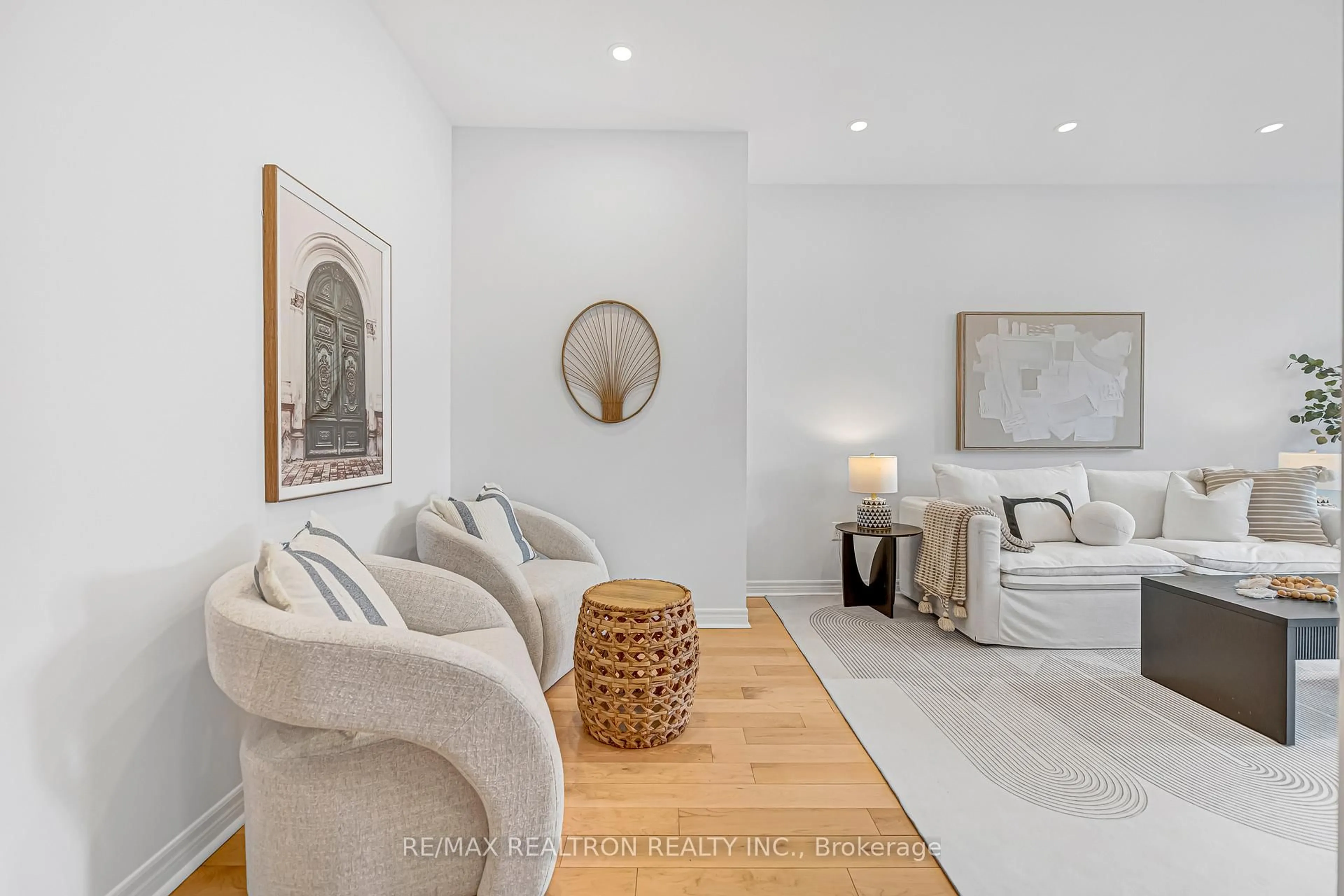 Living room with furniture, unknown for 8 Townwood Dr #41, Richmond Hill Ontario L4E 4Y1