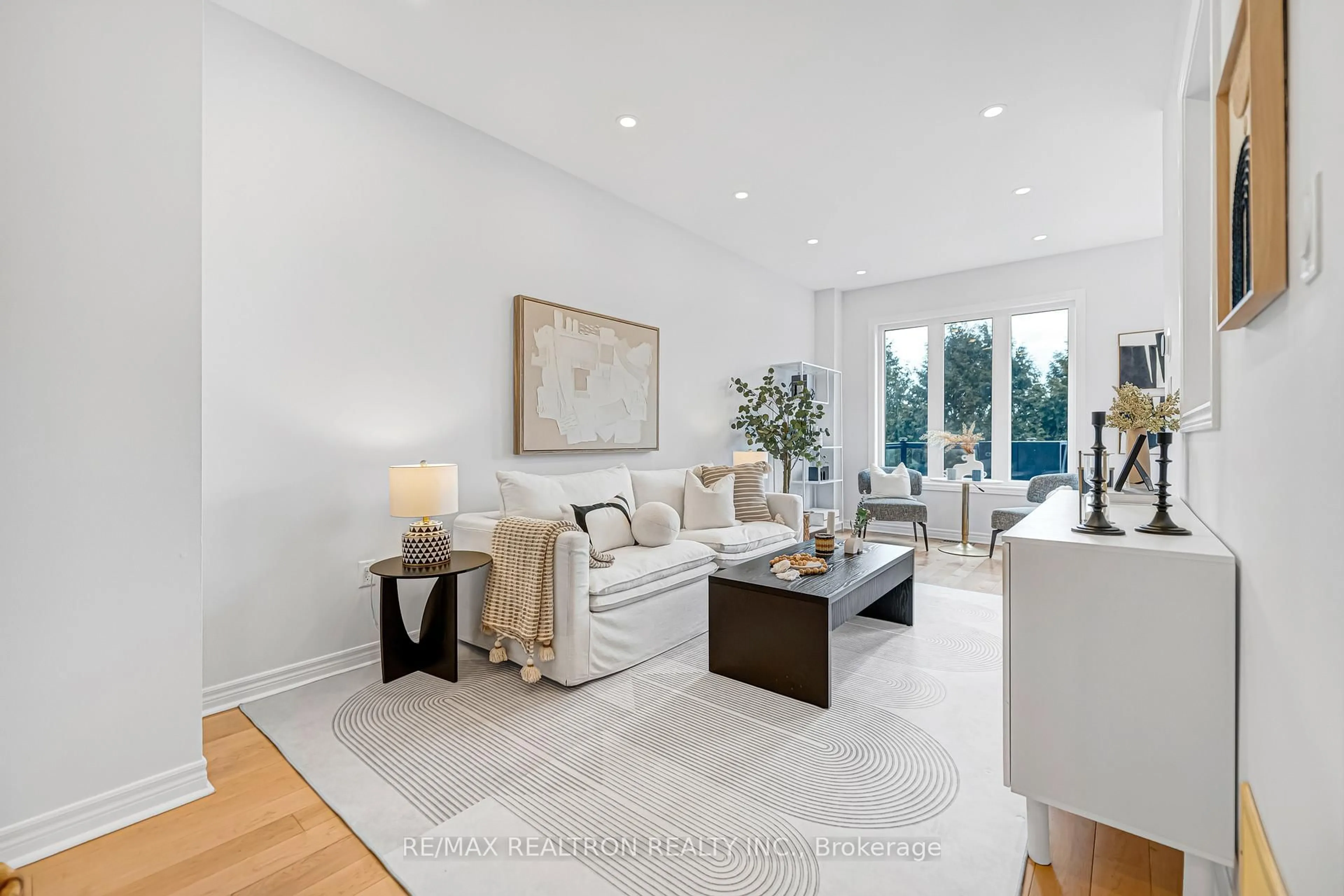 Living room with furniture, unknown for 8 Townwood Dr #41, Richmond Hill Ontario L4E 4Y1