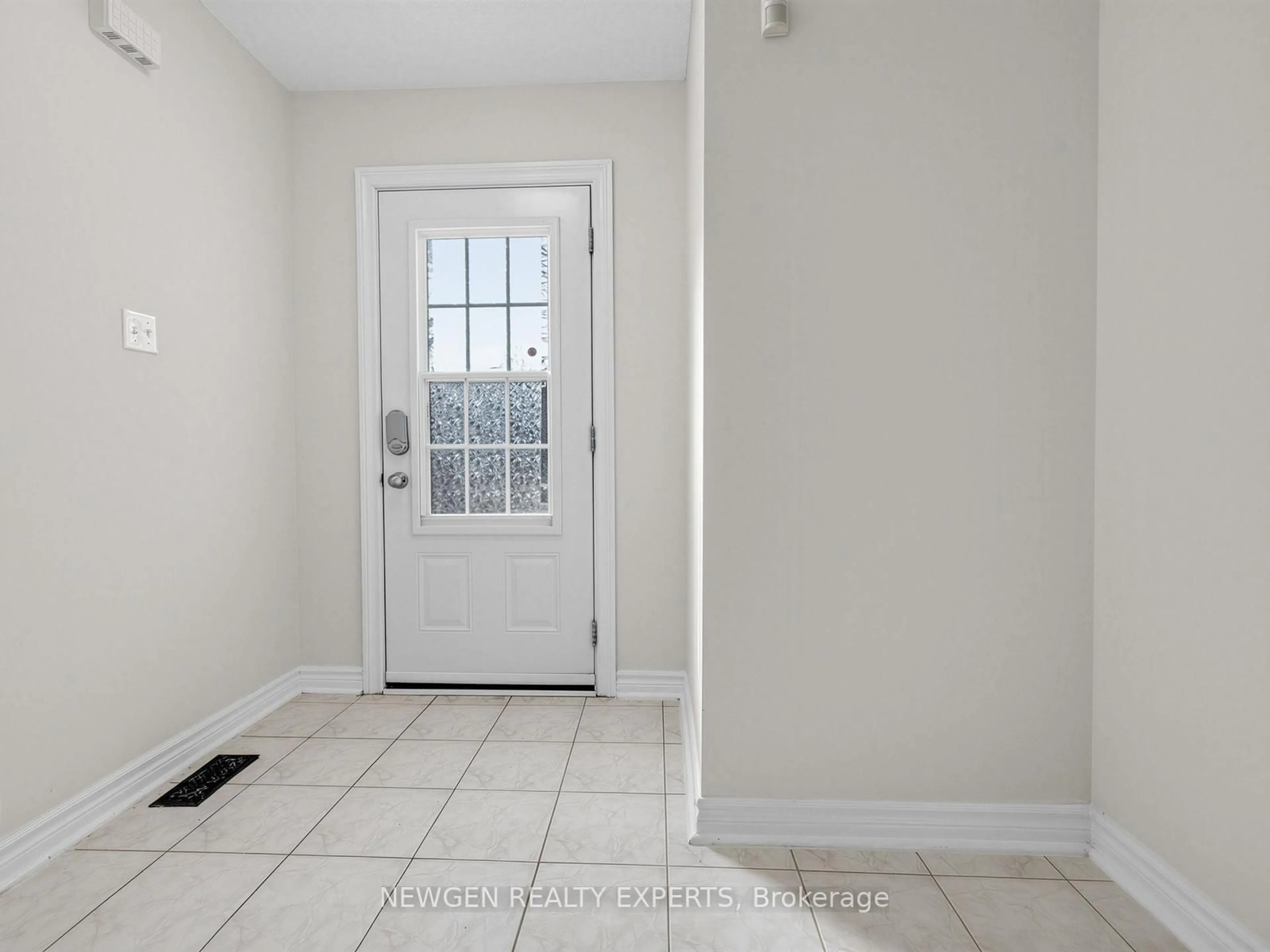 Indoor entryway for 32 Bilbermar Dr, Richmond Hill Ontario L4S 1B9