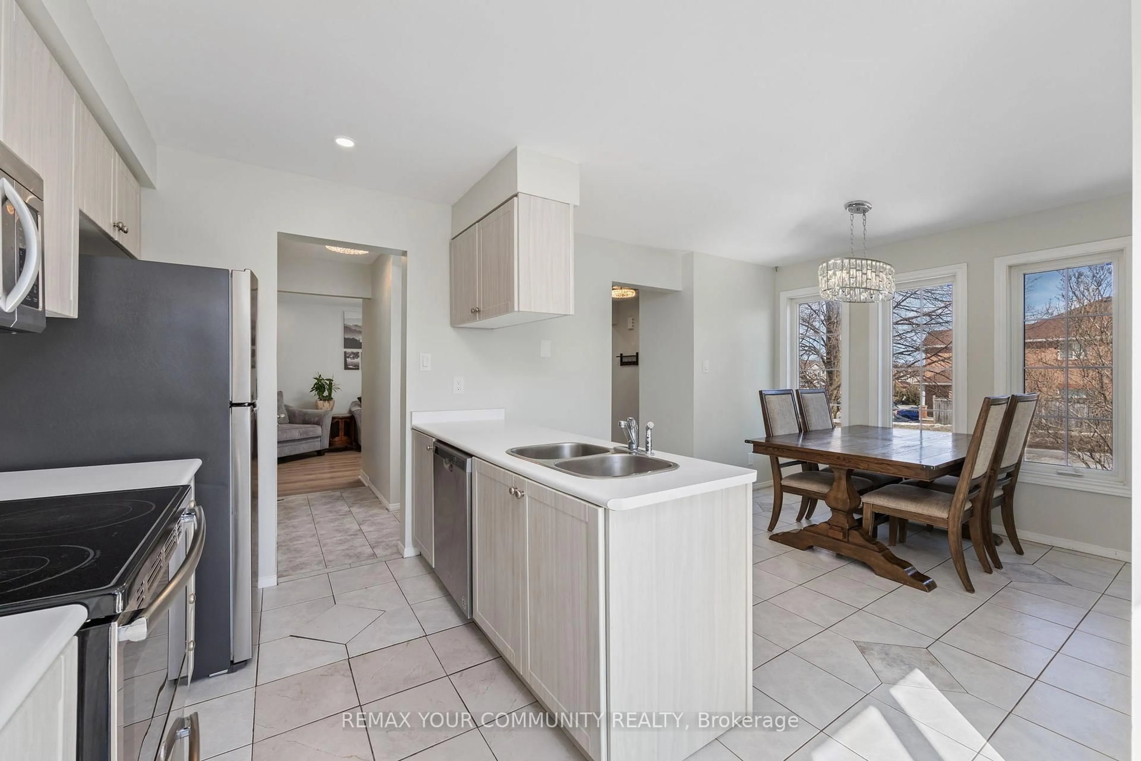 Open concept kitchen, ceramic/tile floor for 1245 Coleman Crt, Innisfil Ontario L9S 1X4