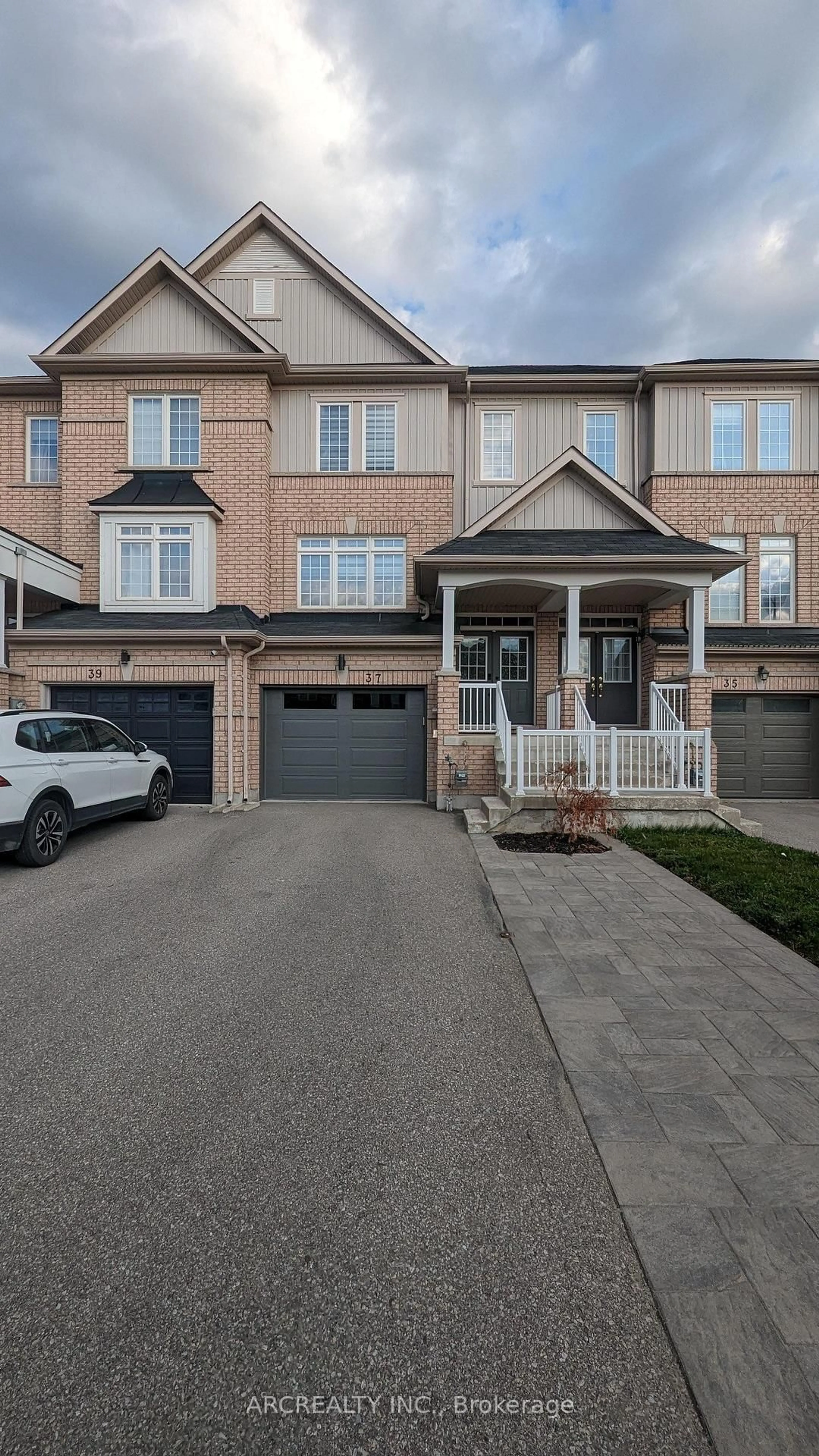 Home with brick exterior material, street for 37 Matthewson Ave, Bradford West Gwillimbury Ontario L3Z 0P3