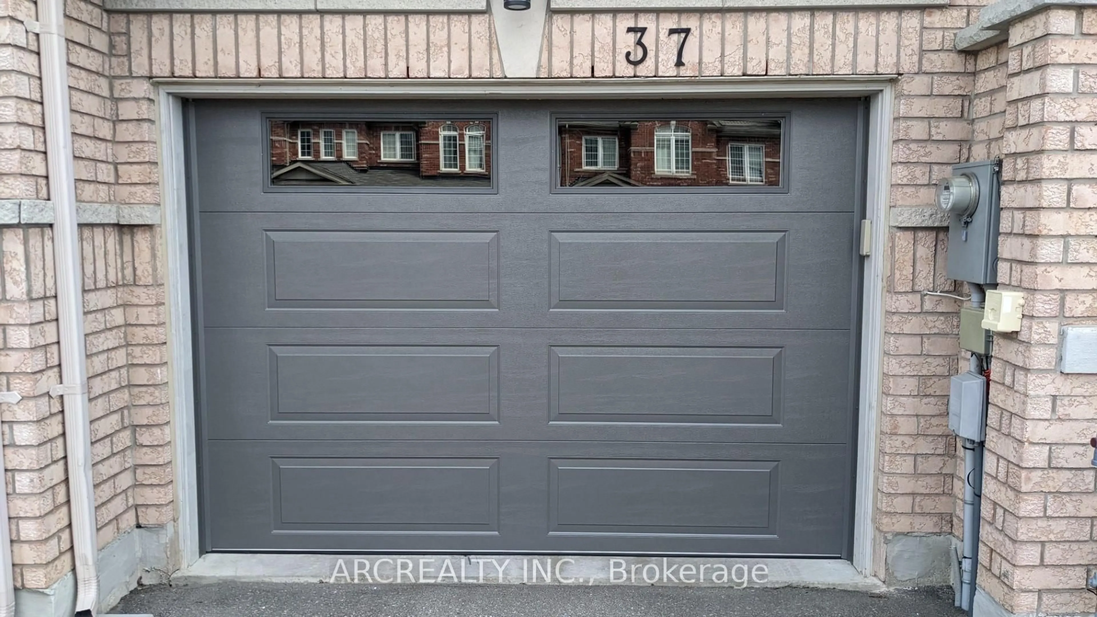 Indoor garage for 37 Matthewson Ave, Bradford West Gwillimbury Ontario L3Z 0P3