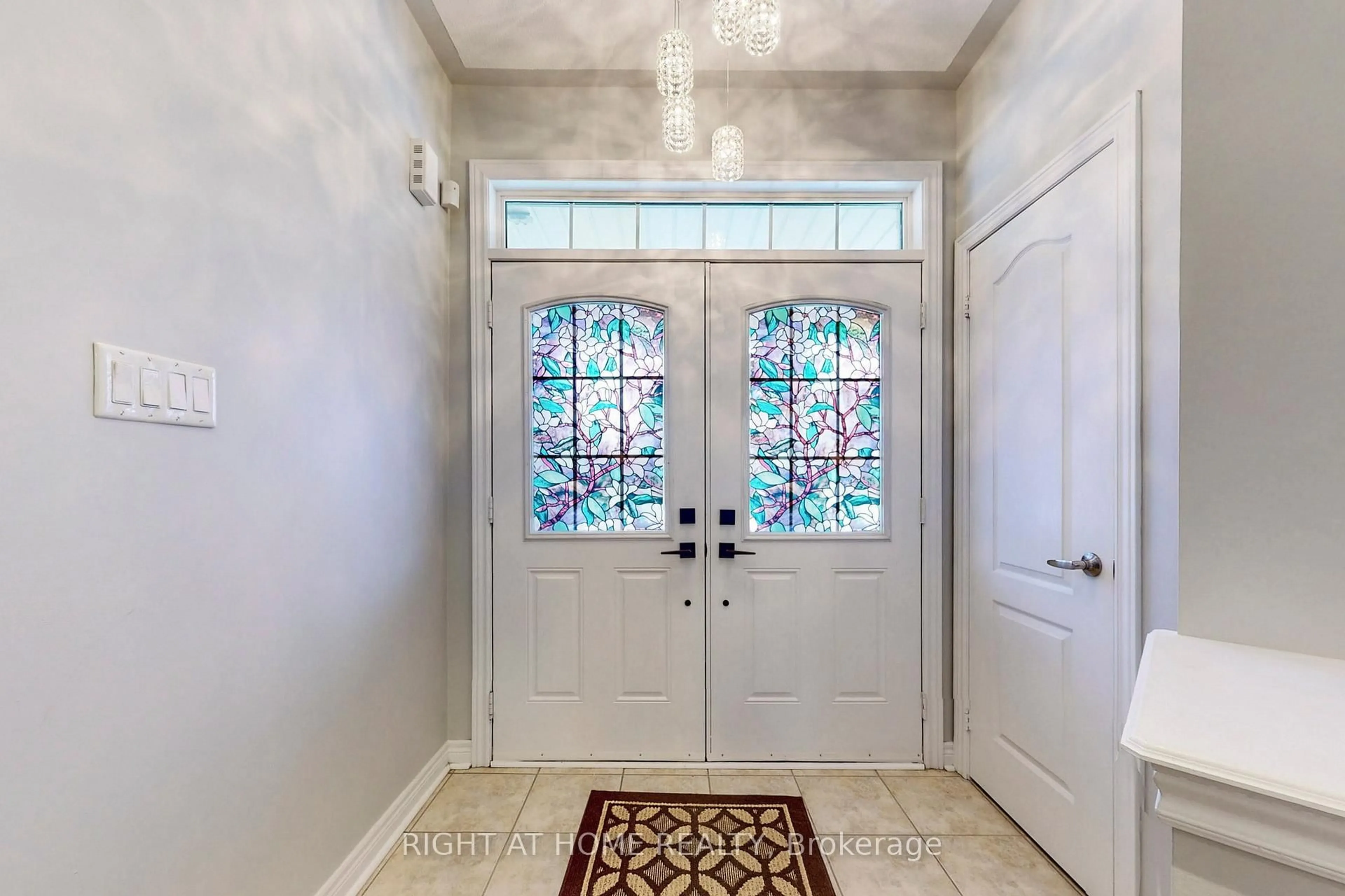Indoor entryway for 90 Maplebank Cres, Whitchurch-Stouffville Ontario L4A 0R8
