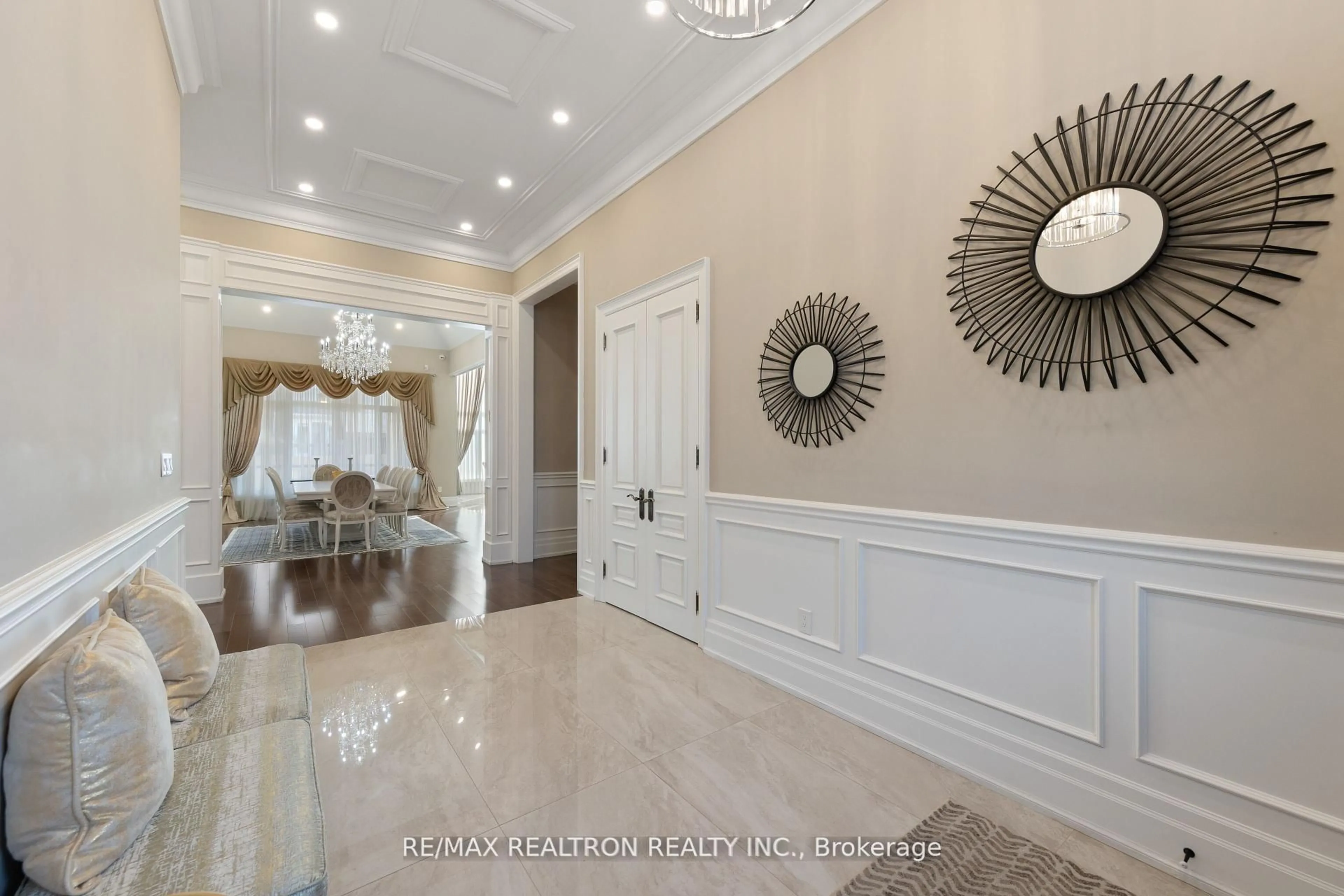 Indoor entryway for 223 Crestwood Rd, Vaughan Ontario L4J 1A8