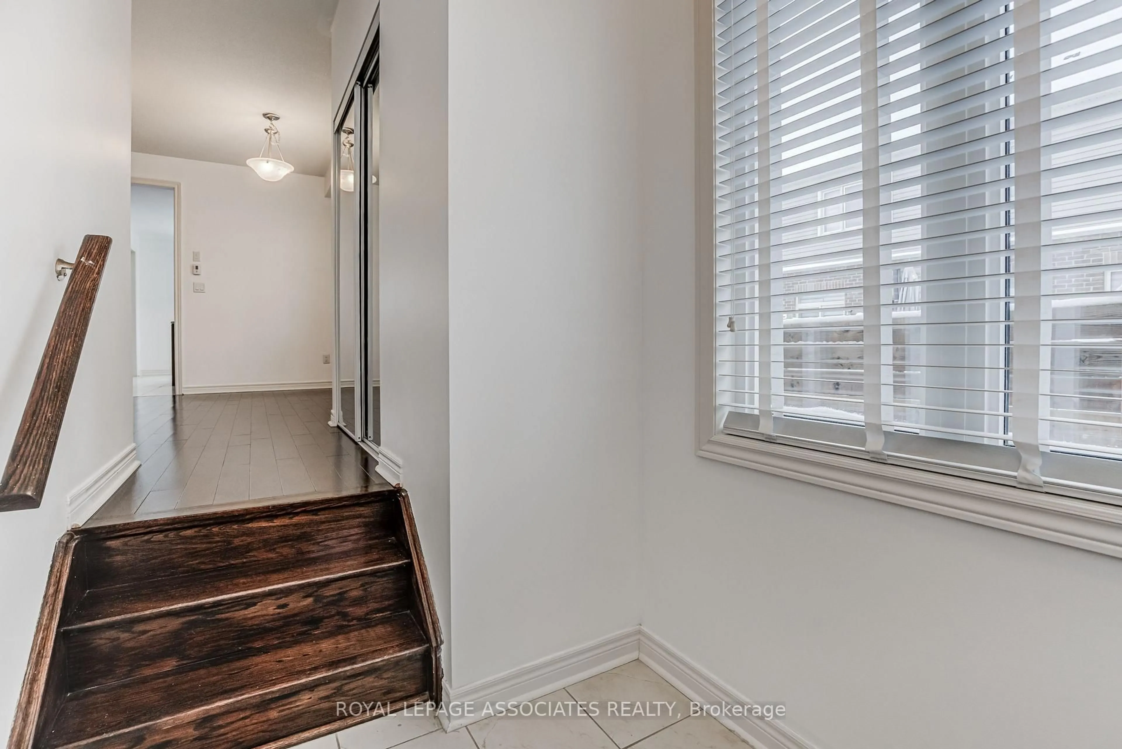 Indoor entryway for 25 Gallagher Cres, New Tecumseth Ontario L9R 0P3