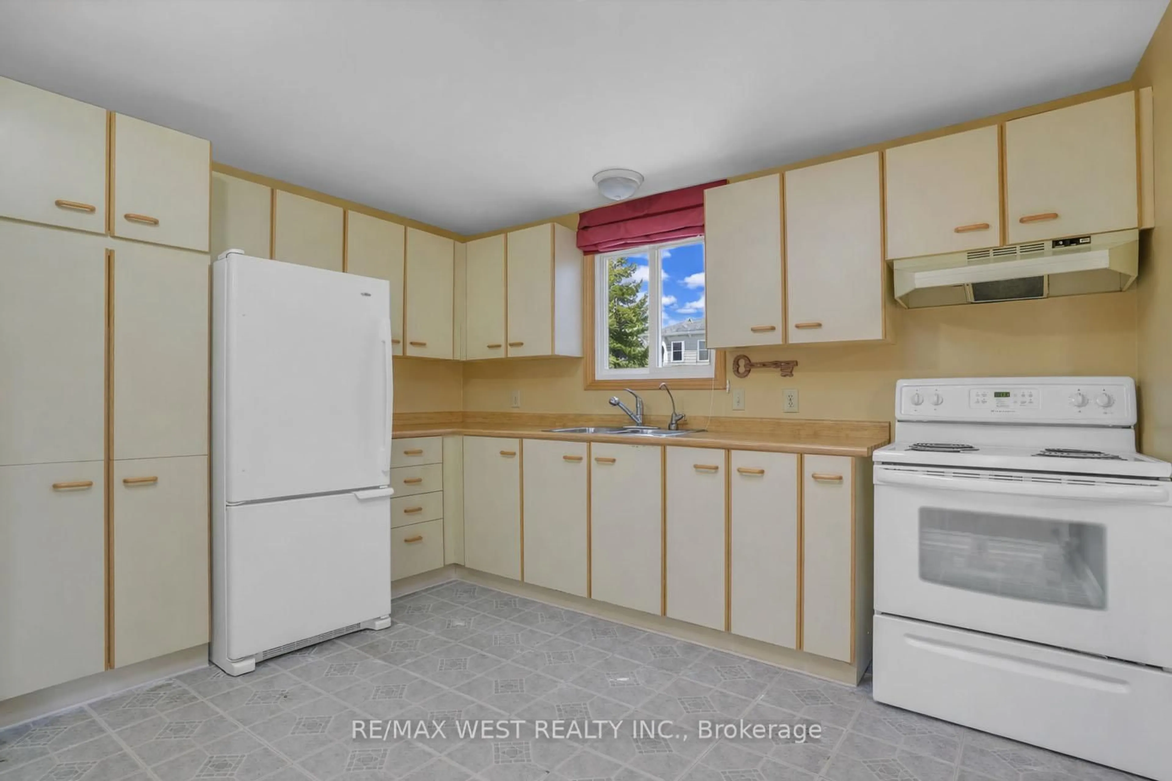 Unknown for 18 Maple Leaf Terr, Innisfil Ontario L0L 1L0