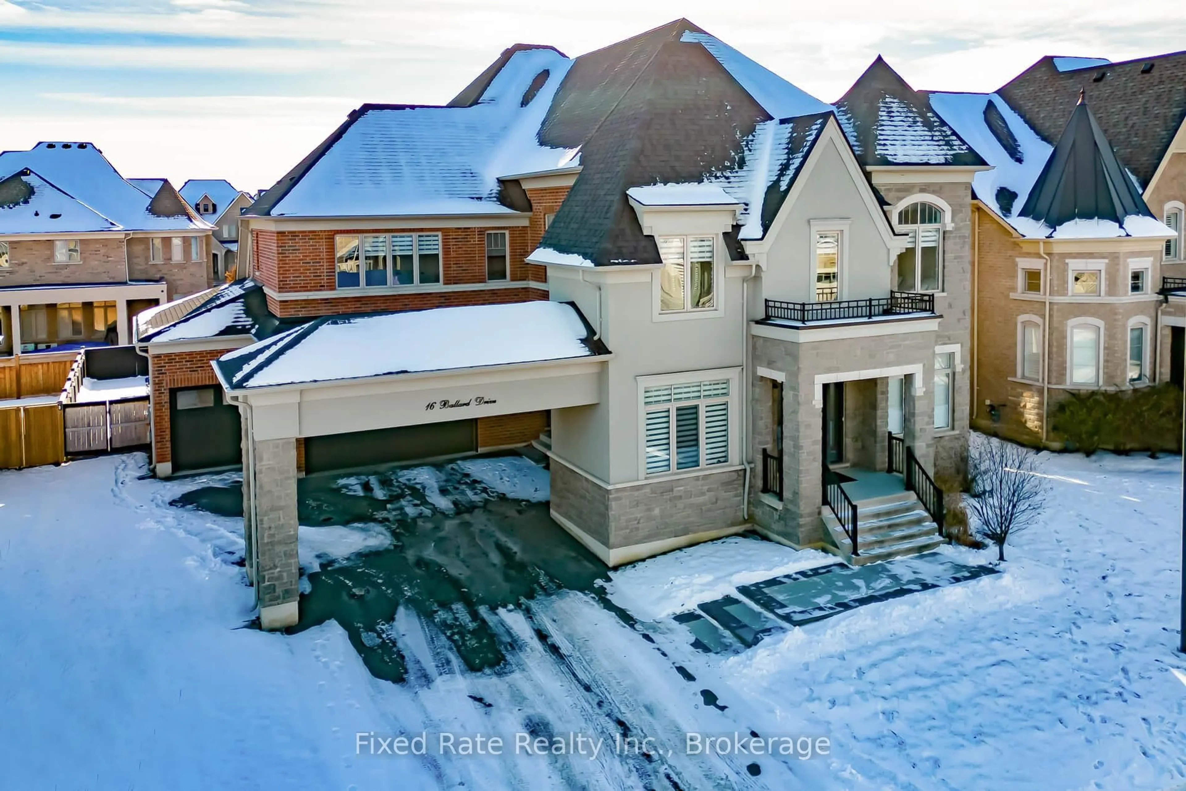 A pic from outside/outdoor area/front of a property/back of a property/a pic from drone, street for 16 Ballard Dr, King Ontario L7B 0N9