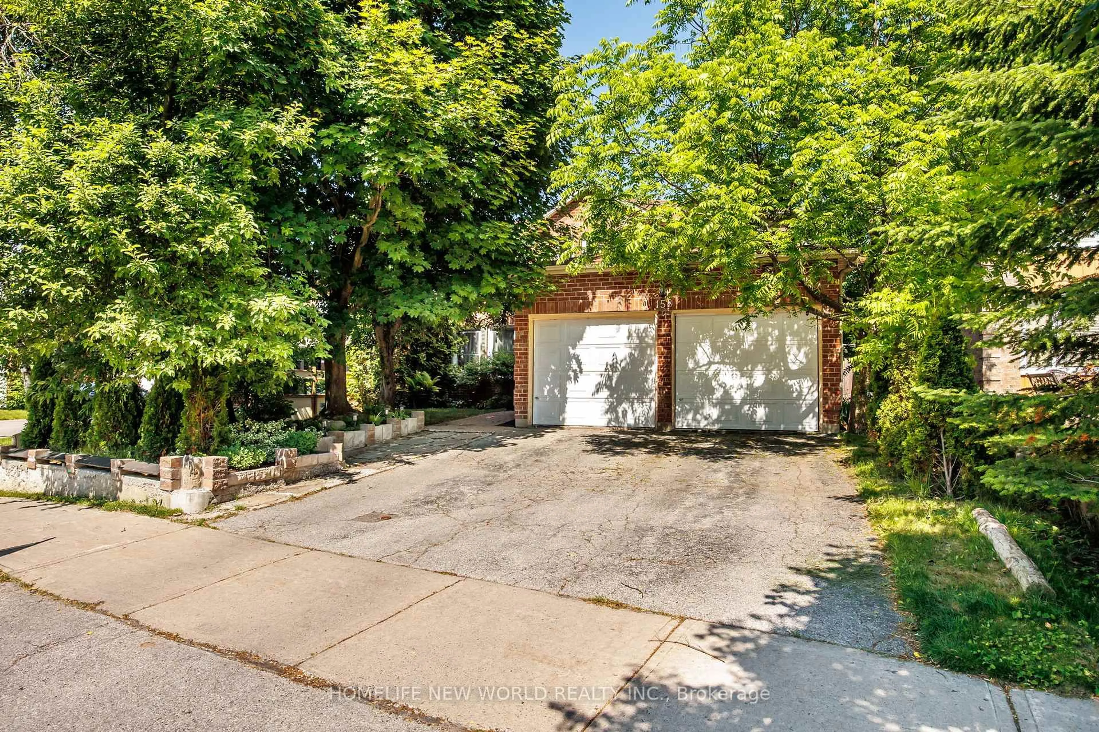 A pic from outside/outdoor area/front of a property/back of a property/a pic from drone, street for 158 Murray Dr, Aurora Ontario L4G 2C5