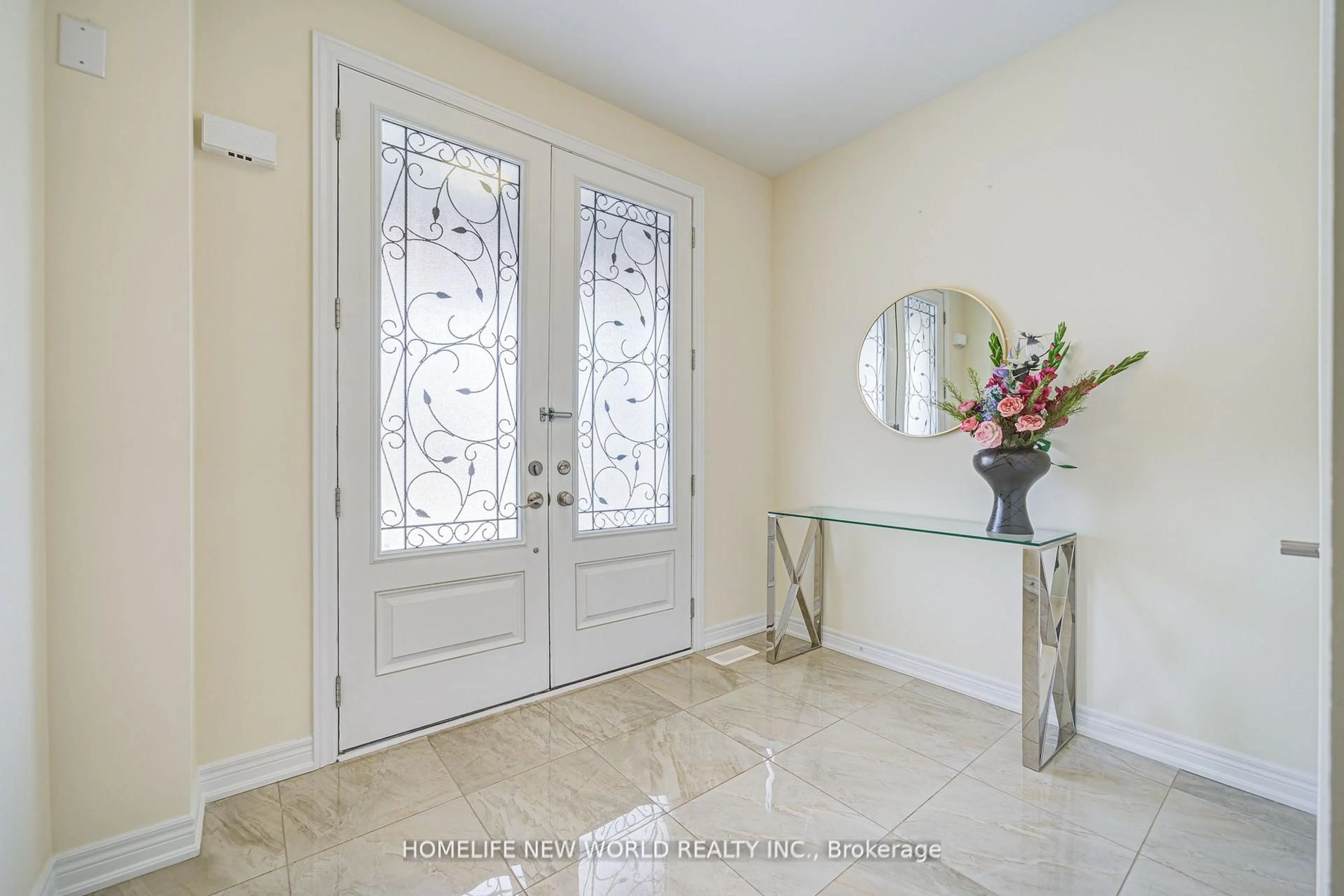 Indoor entryway for 88 Roth St, Aurora Ontario L4G 0W7