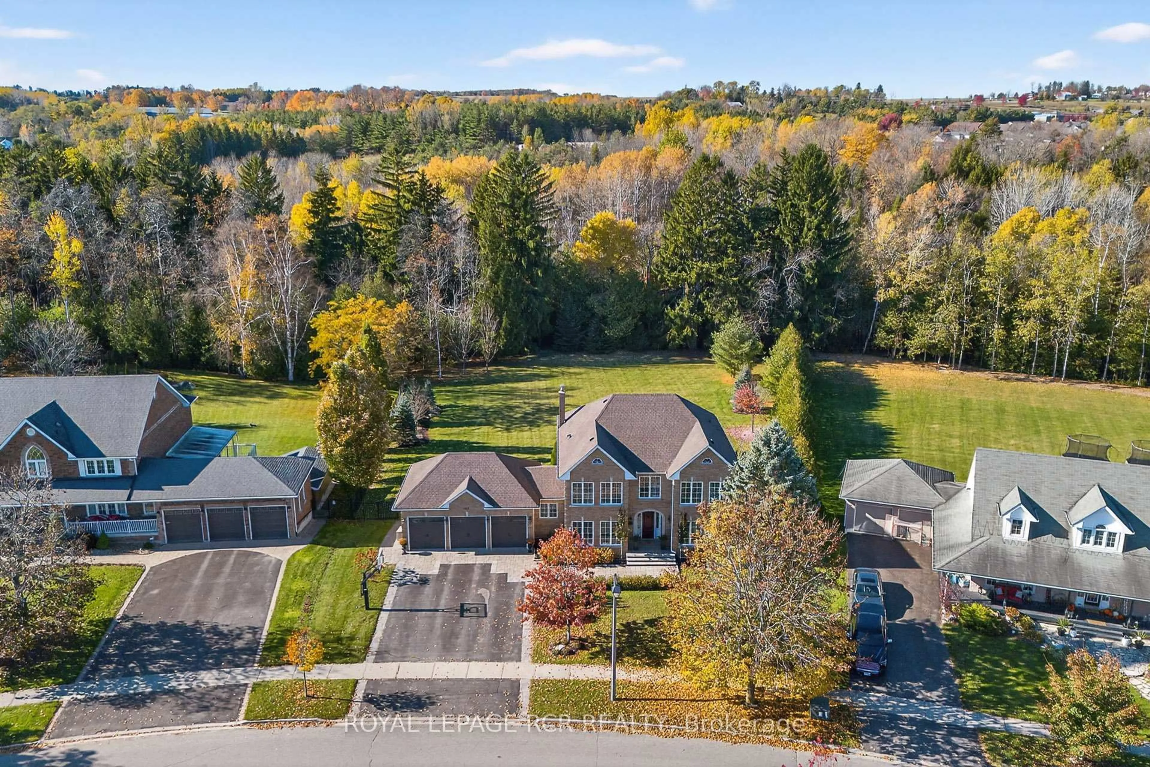 A pic from outside/outdoor area/front of a property/back of a property/a pic from drone, street for 40 Campbell Dr, Uxbridge Ontario L9P 1R5