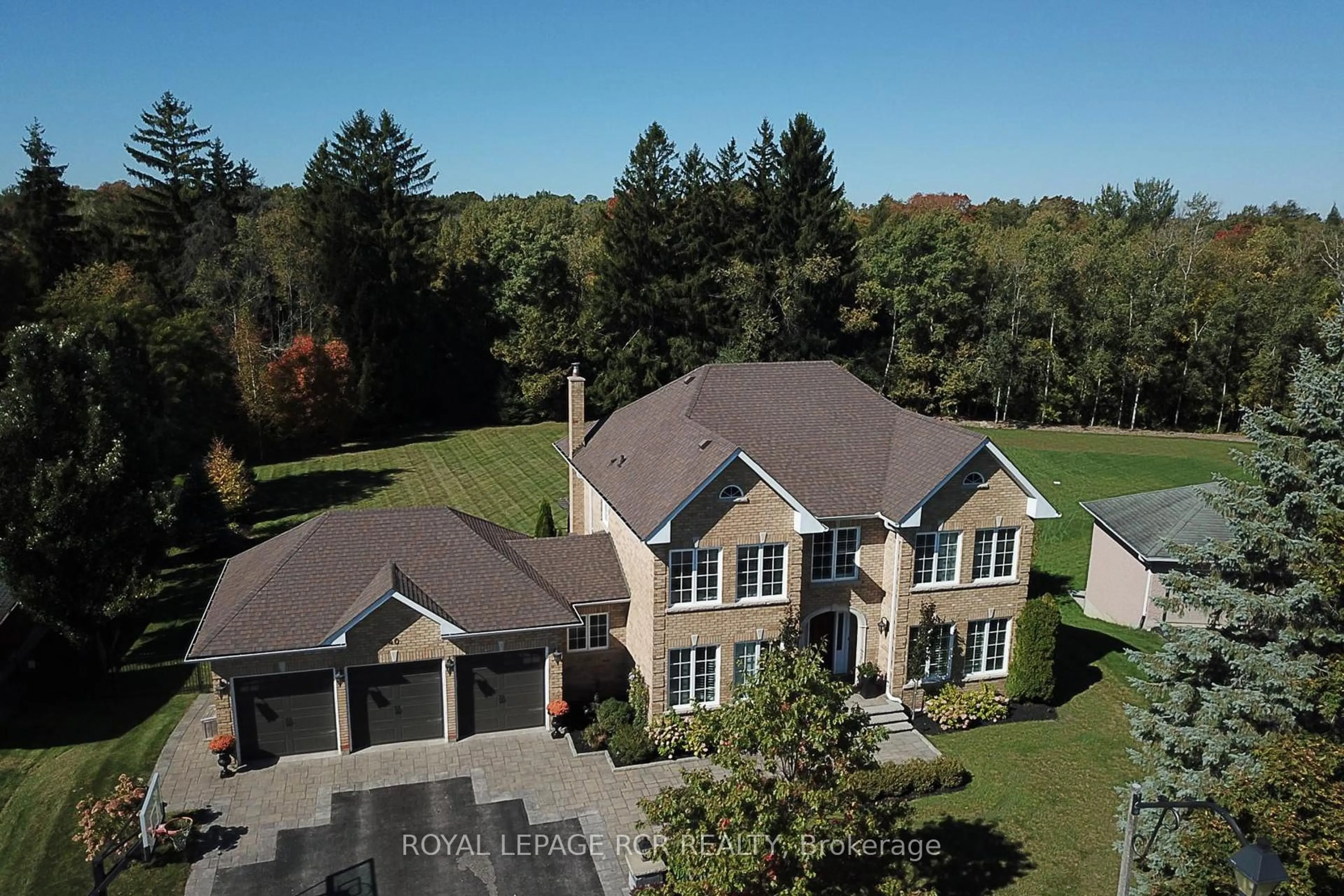 A pic from outside/outdoor area/front of a property/back of a property/a pic from drone, unknown for 40 Campbell Dr, Uxbridge Ontario L9P 1R5