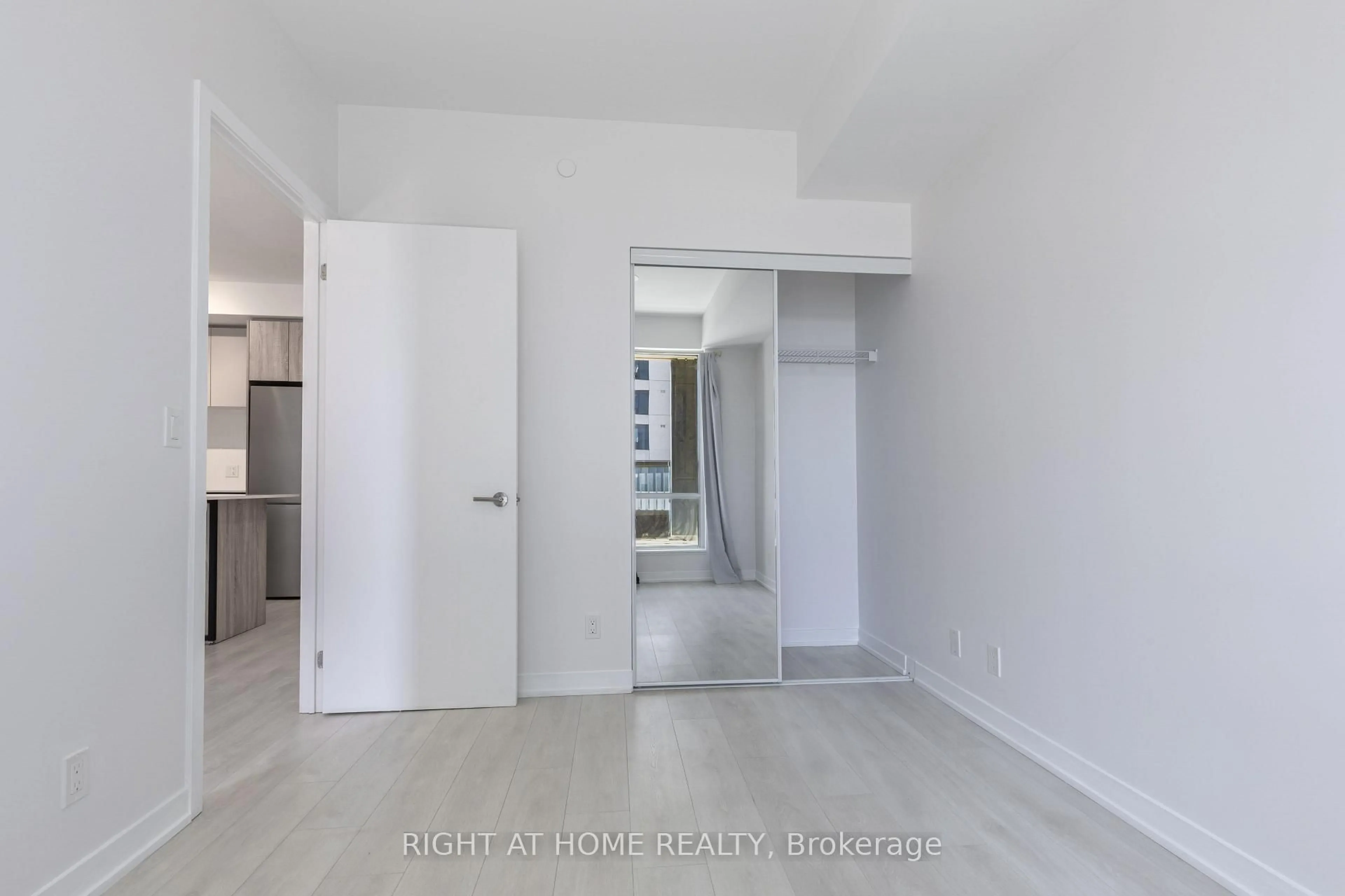 Unknown for 7950 Bathurst St #320, Vaughan Ontario L4J 0B8